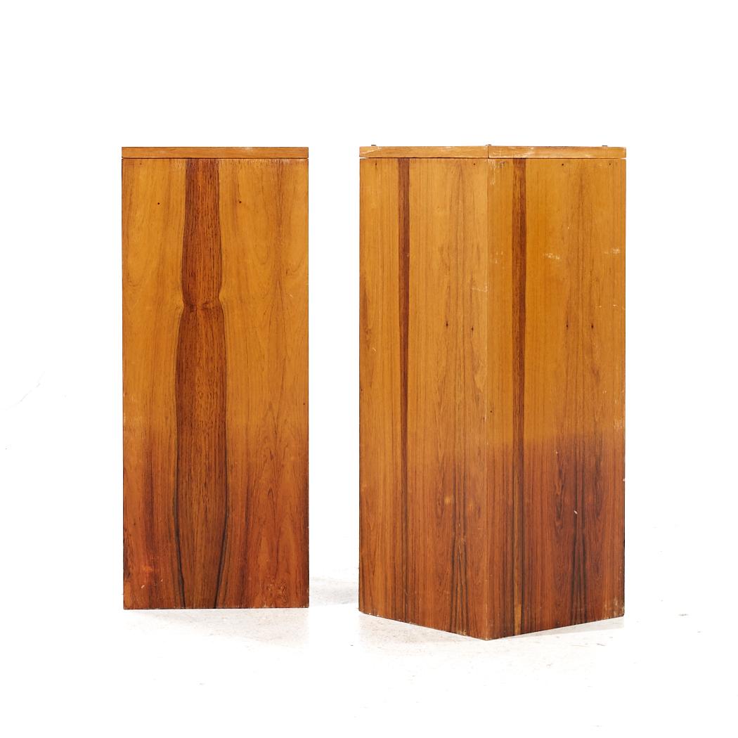 Mid Century Rosewood Pedestal - Paar (Moderne der Mitte des Jahrhunderts) im Angebot