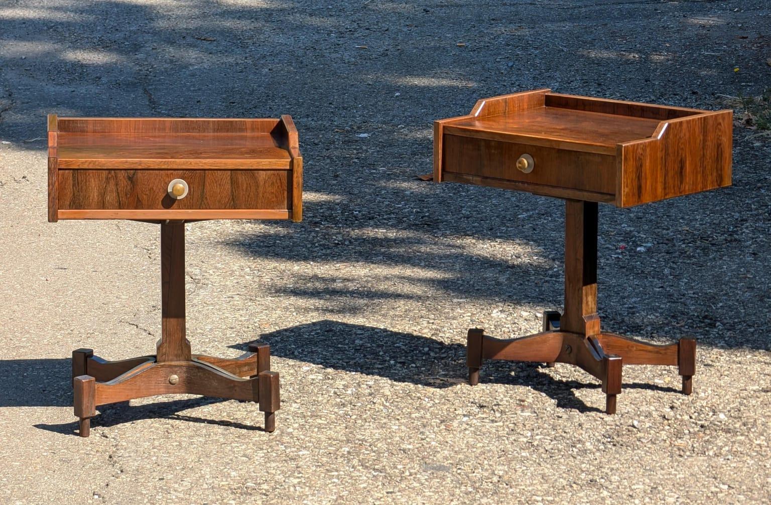 Presentamos un exquisito juego de mesas auxiliares de palisandro de mediados de siglo del arquitecto y diseñador italiano Claudio Salocchi para Sormani, una rara joya de la década de 1960.                                       
Esta pieza vintage