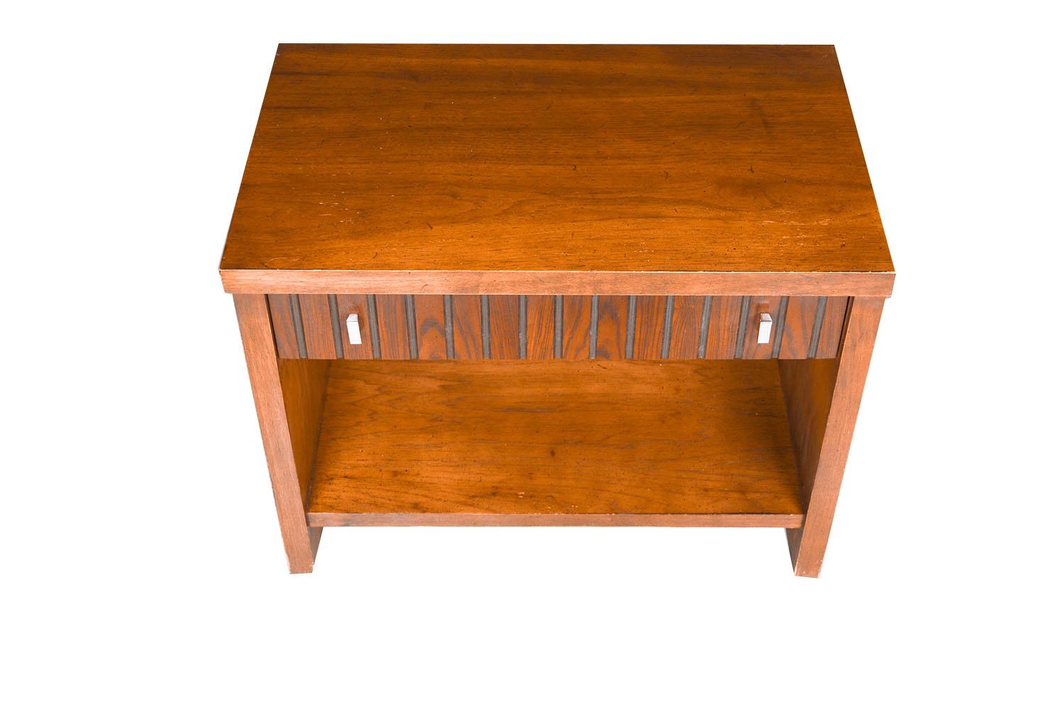 An elegant side/ end table from the Lane furniture “tower suite”. This is a beautiful example of Mid-Century craftsmanship by Lane Furniture. This retro piece was constructed with top of the line hardware, and excellently crafted woodwork. Features