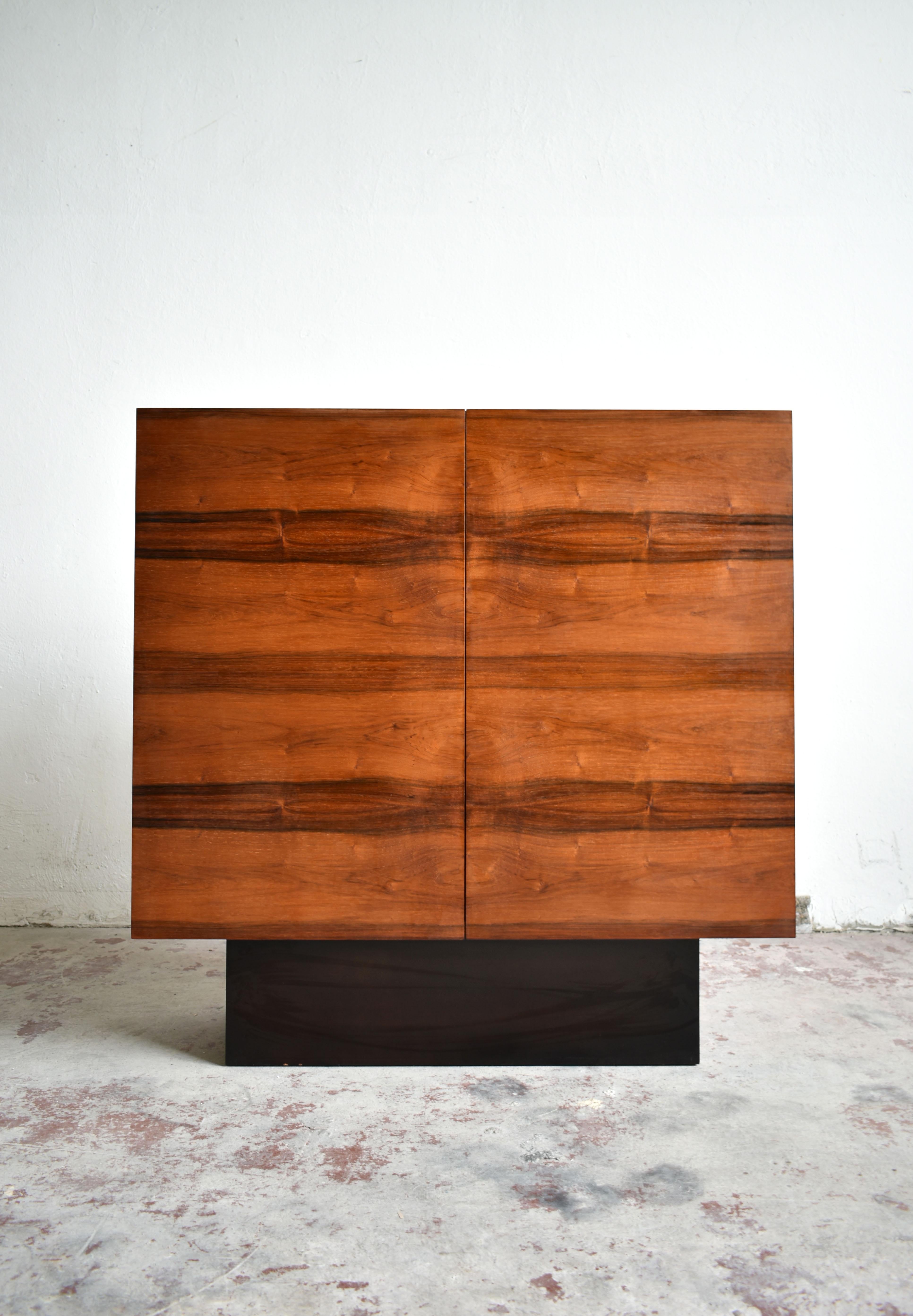 Allemand Buffet en palissandre:: design minimaliste:: 1970 en vente