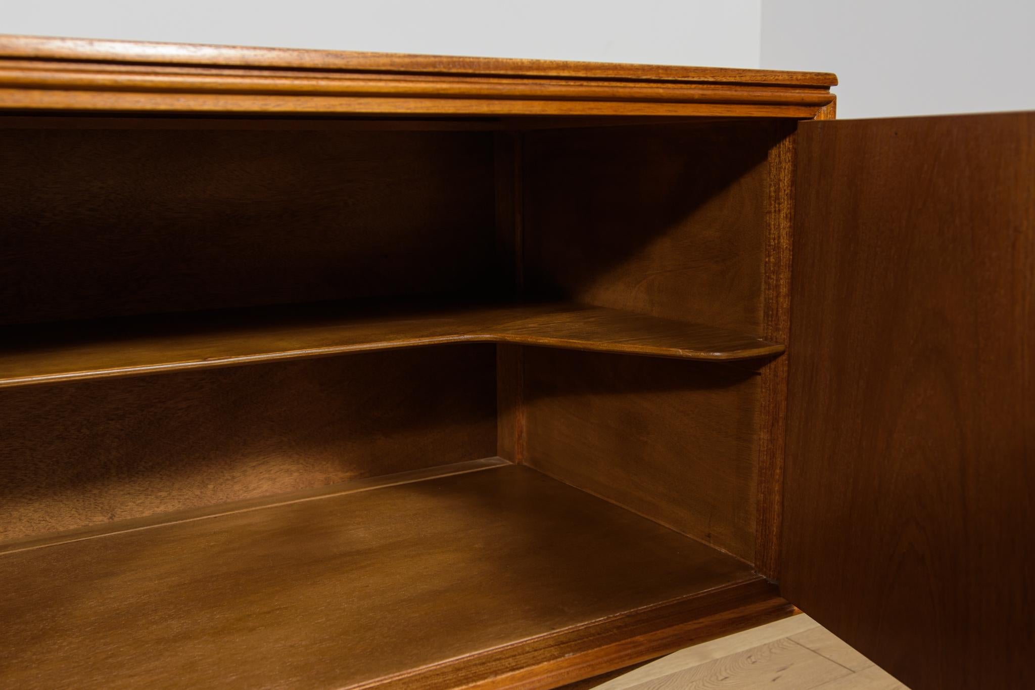 Buffet en bois de rose du milieu du siècle  par Robert Heritage pour Archie Shine. en vente 2