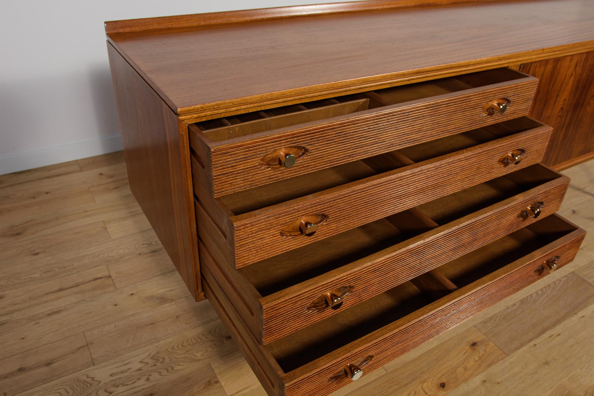 Buffet en bois de rose du milieu du siècle  par Robert Heritage pour Archie Shine. en vente 3
