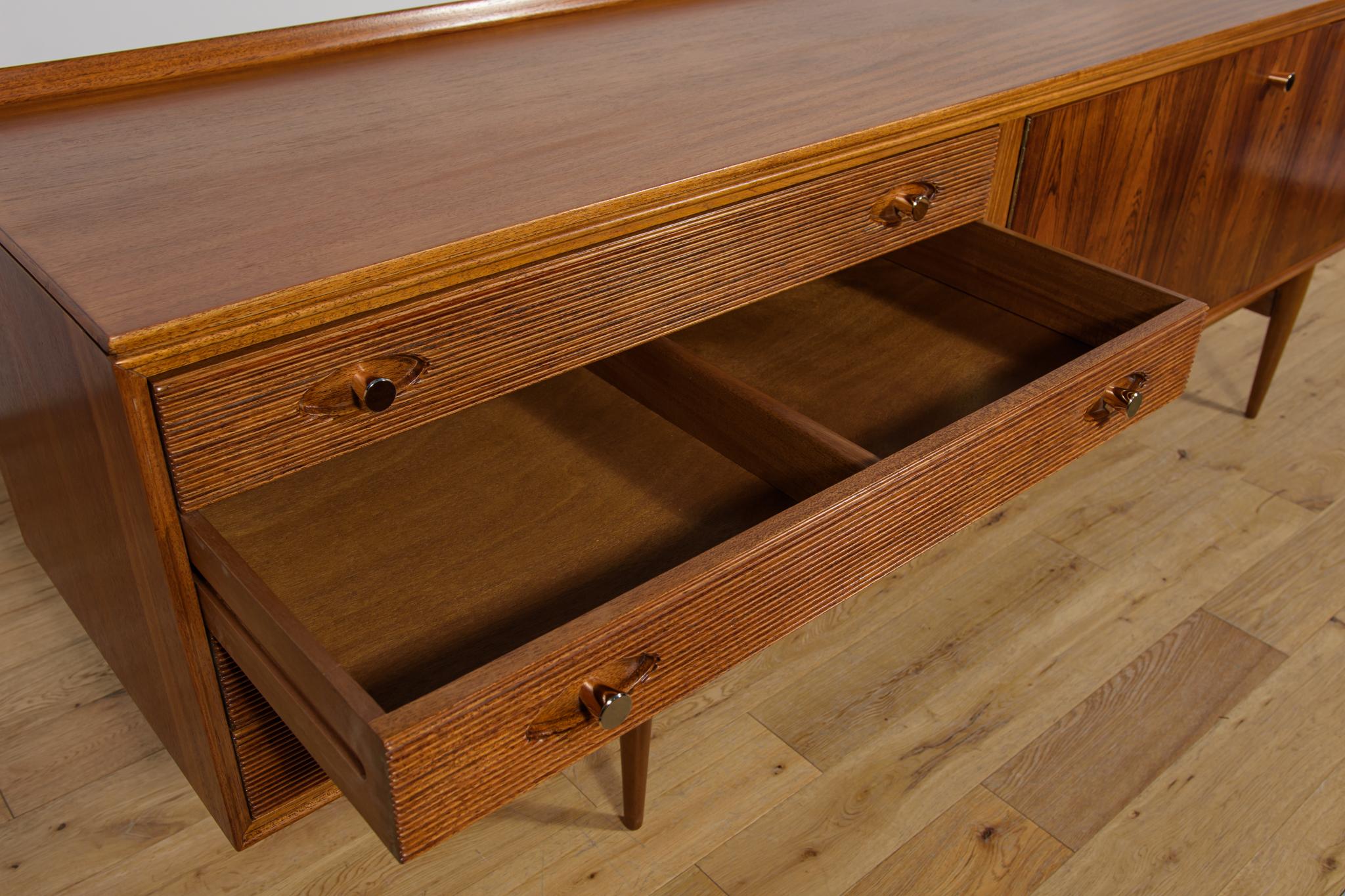 Buffet en bois de rose du milieu du siècle  par Robert Heritage pour Archie Shine. en vente 4