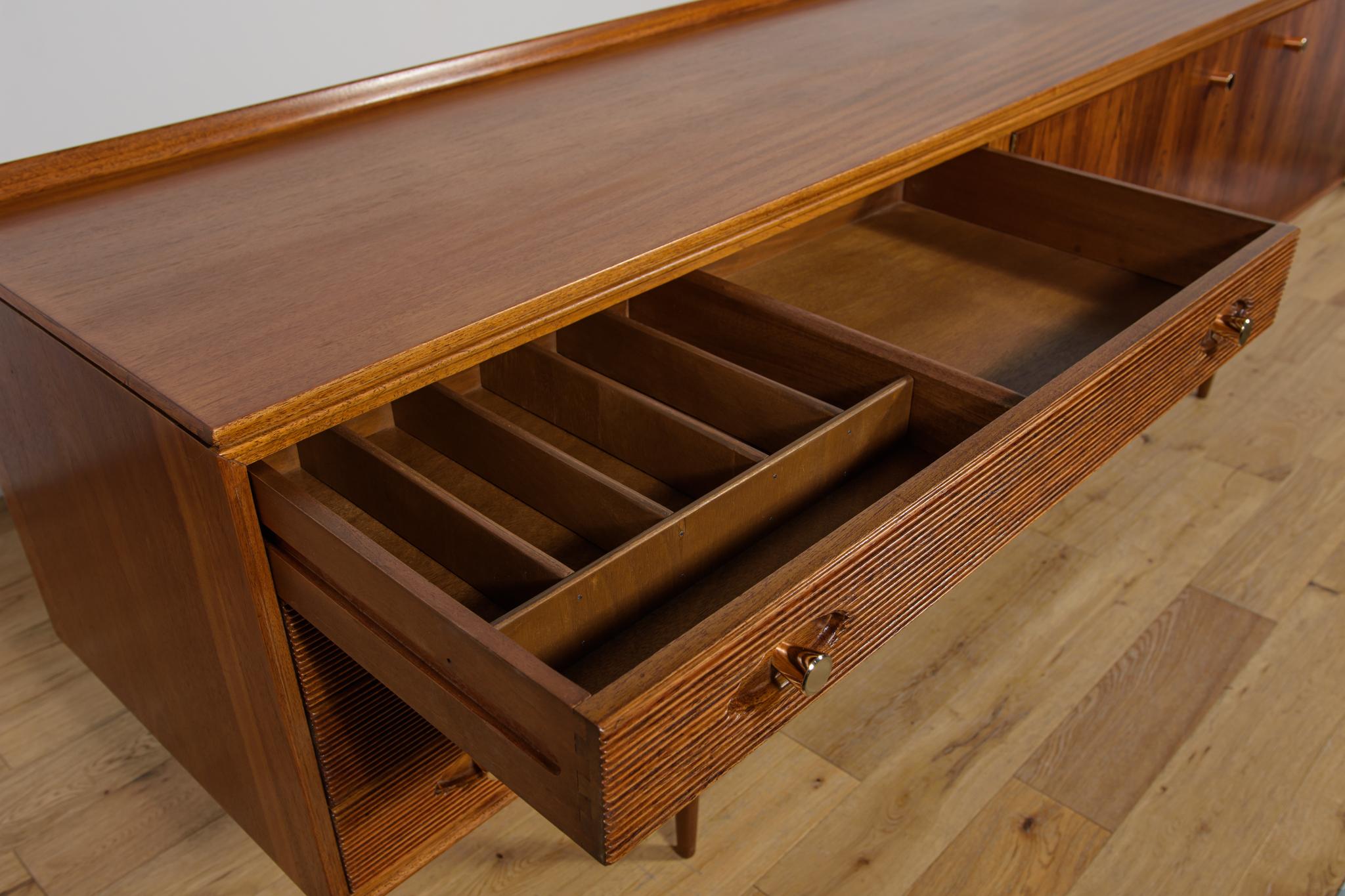 Buffet en bois de rose du milieu du siècle  par Robert Heritage pour Archie Shine. en vente 5