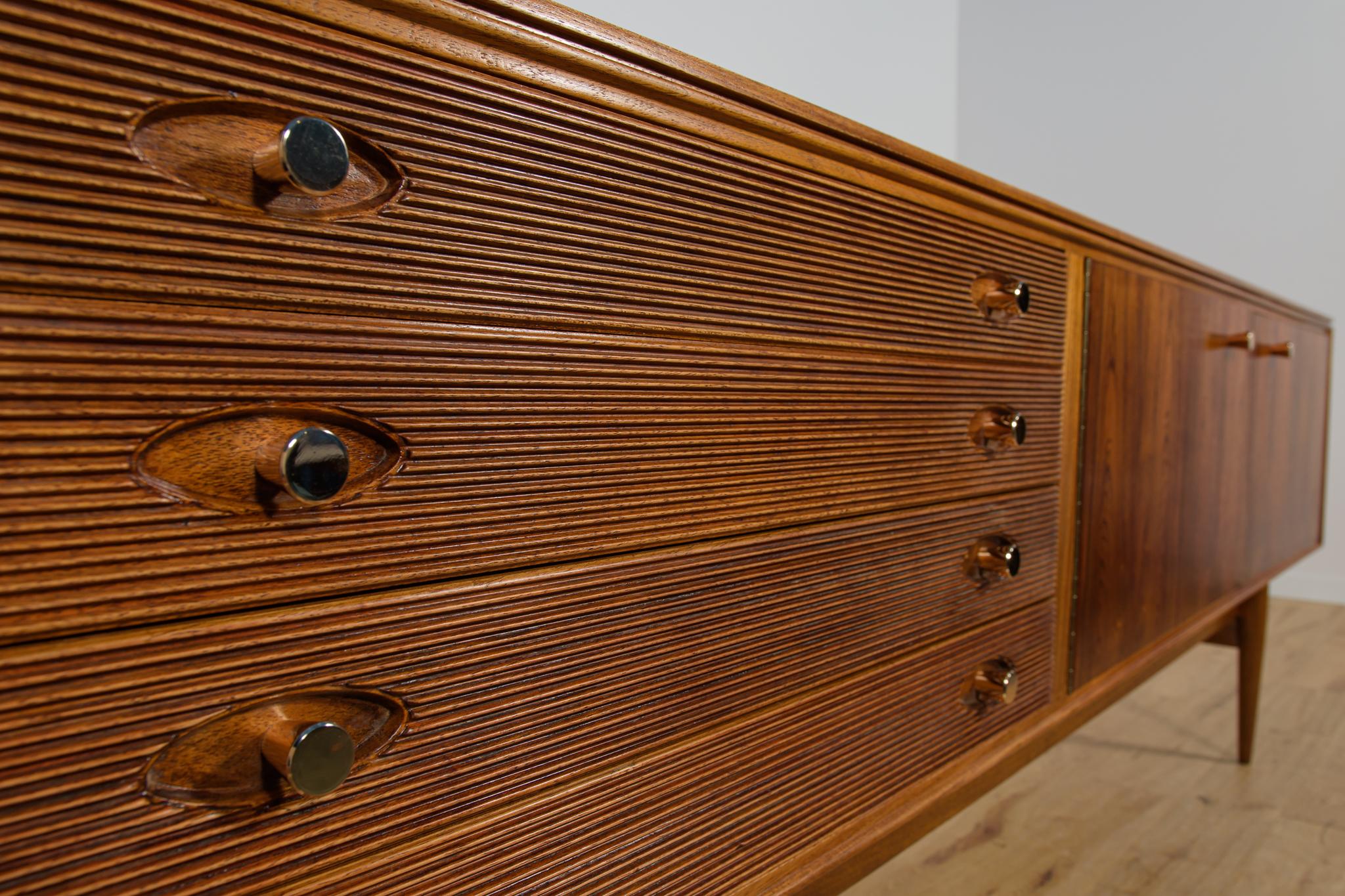 Buffet en bois de rose du milieu du siècle  par Robert Heritage pour Archie Shine. en vente 6