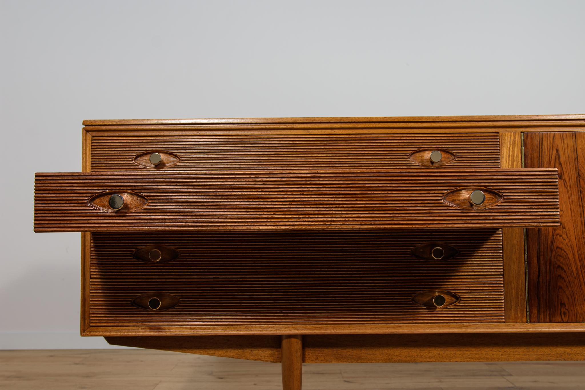 Buffet en bois de rose du milieu du siècle  par Robert Heritage pour Archie Shine. en vente 7