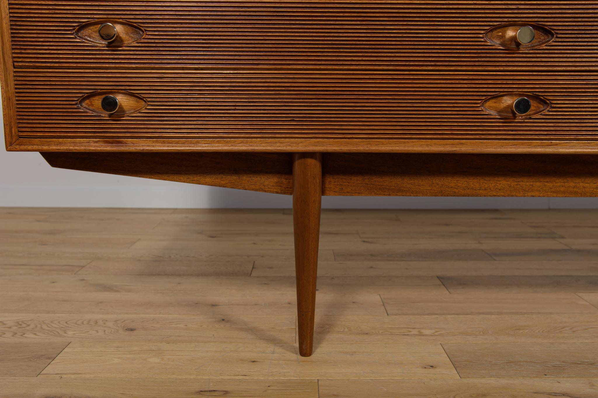 Buffet en bois de rose du milieu du siècle  par Robert Heritage pour Archie Shine. en vente 9