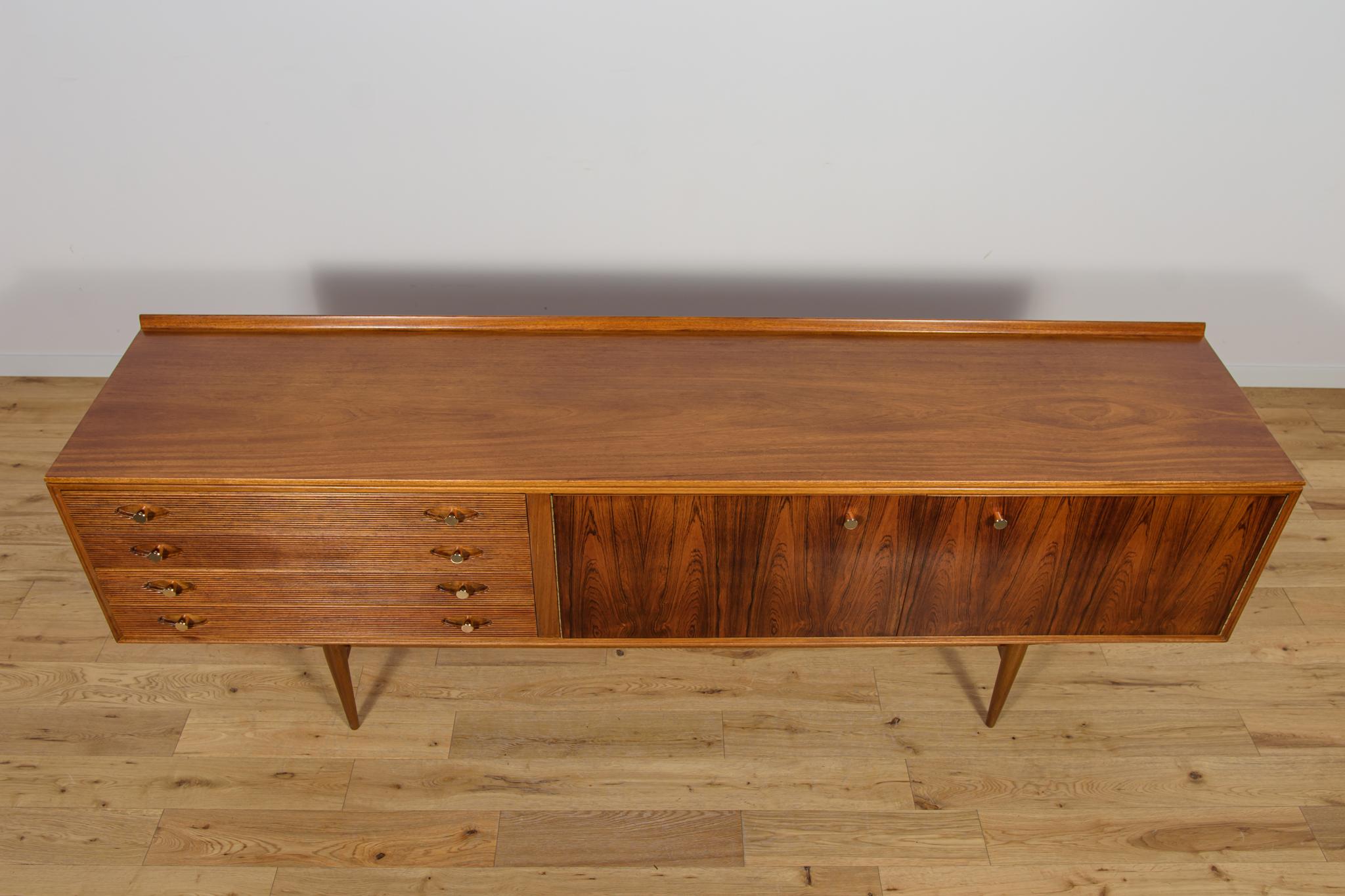 L'élégant buffet long est issu de la série Hamilton Rosewood, un design primé réalisé par Archie Shine en 1958. Comme tous les produits Archie Shine, ces pièces Robert Heritage sont d'excellente qualité et n'étaient vendues que dans des magasins