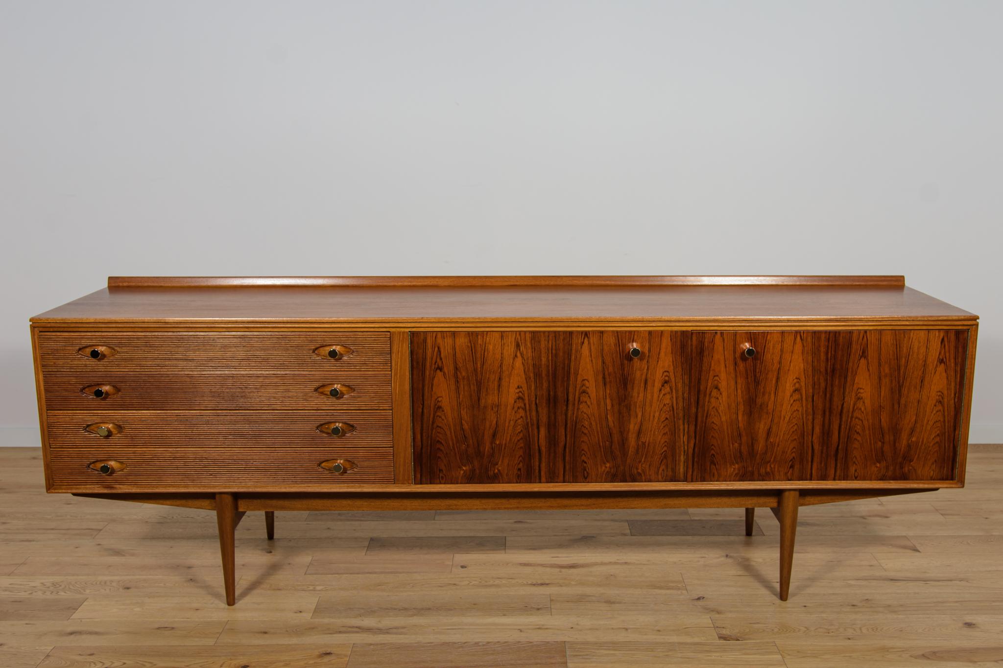 Mid-Century Modern Buffet en bois de rose du milieu du siècle  par Robert Heritage pour Archie Shine. en vente