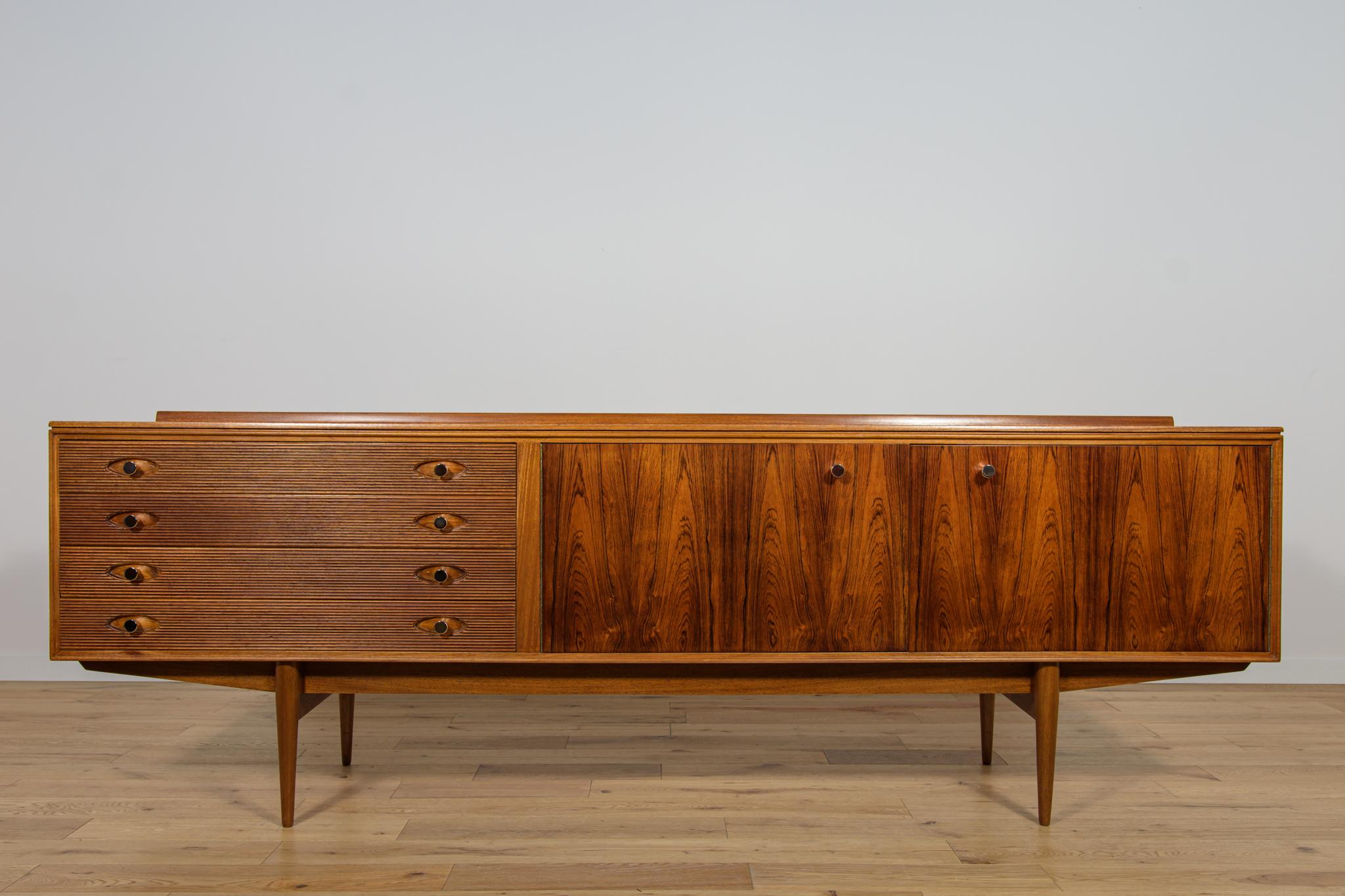 Britannique Buffet en bois de rose du milieu du siècle  par Robert Heritage pour Archie Shine. en vente