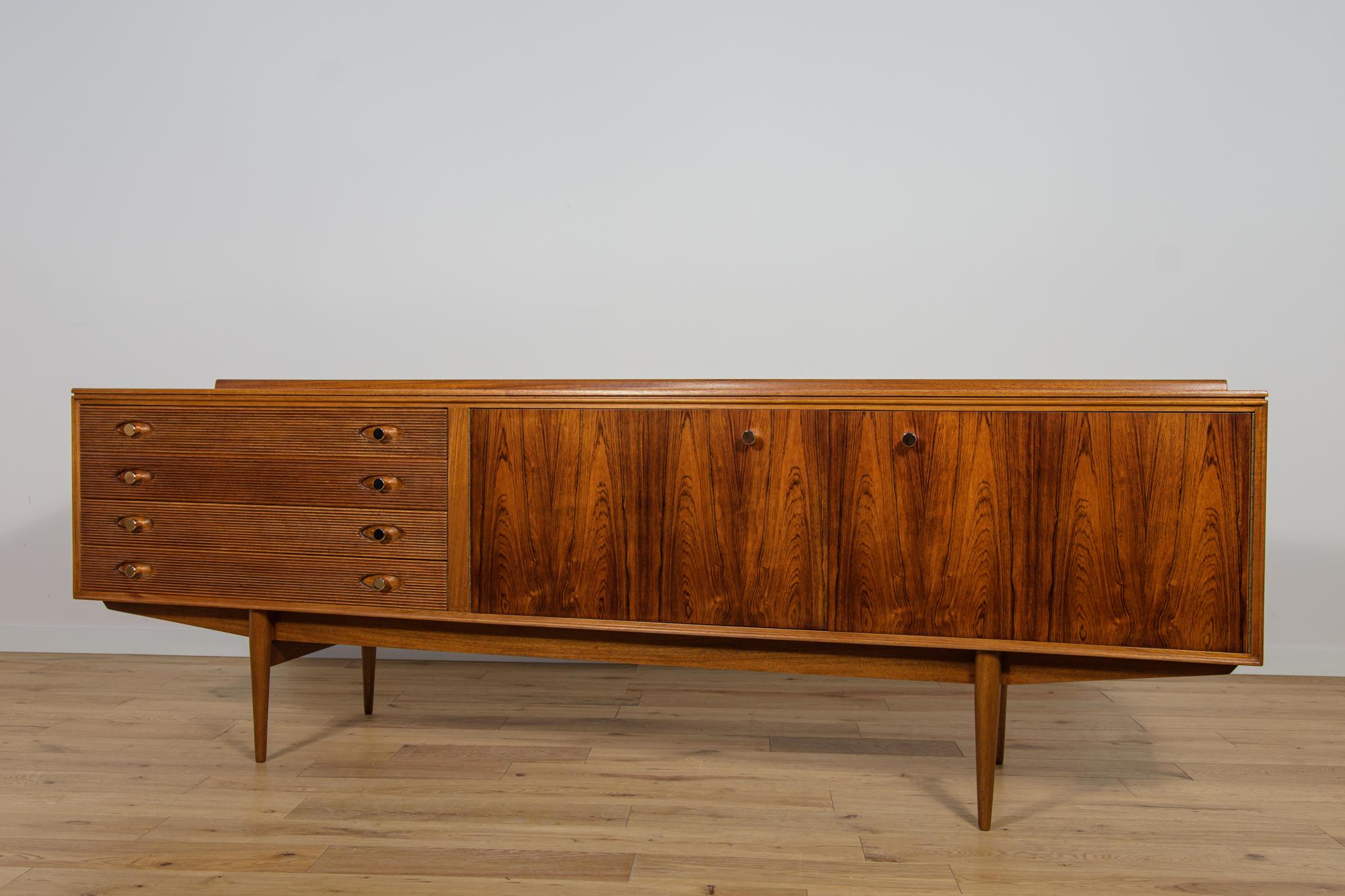 Travail du bois Buffet en bois de rose du milieu du siècle  par Robert Heritage pour Archie Shine. en vente