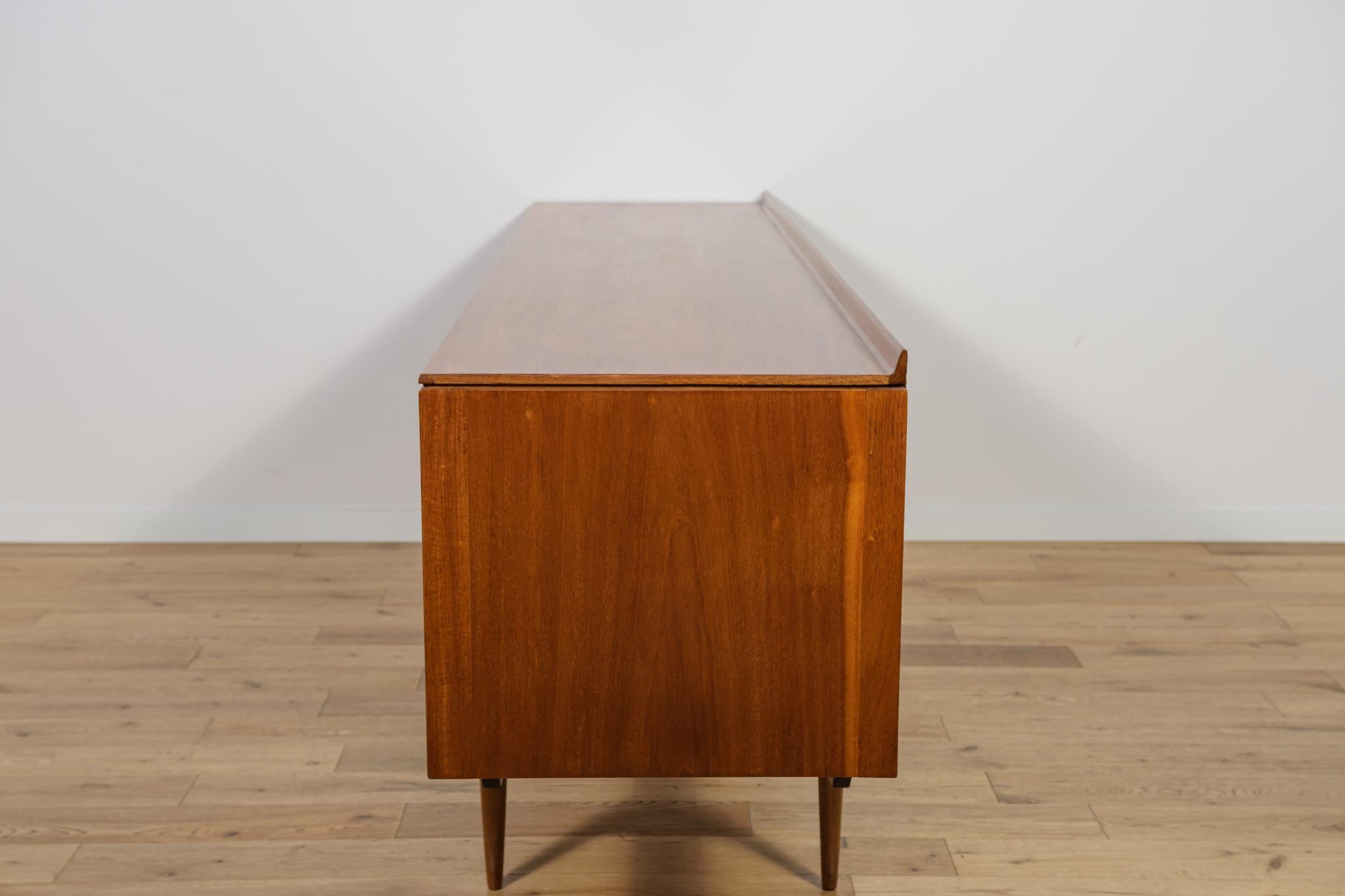 Buffet en bois de rose du milieu du siècle  par Robert Heritage pour Archie Shine. Excellent état - En vente à GNIEZNO, 30