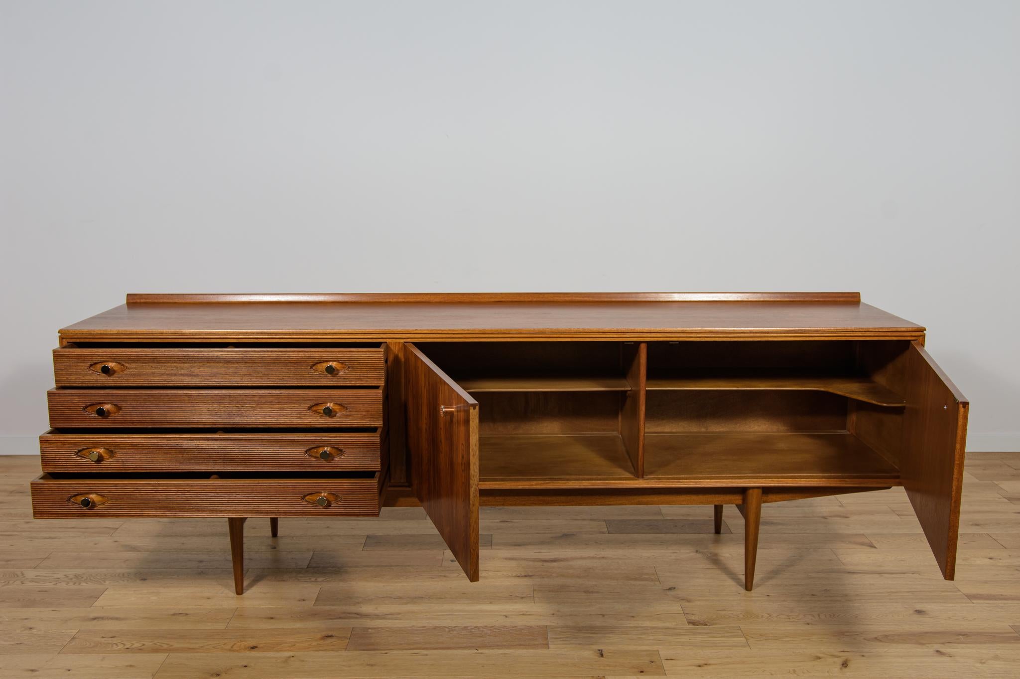 Bois de rose Buffet en bois de rose du milieu du siècle  par Robert Heritage pour Archie Shine. en vente