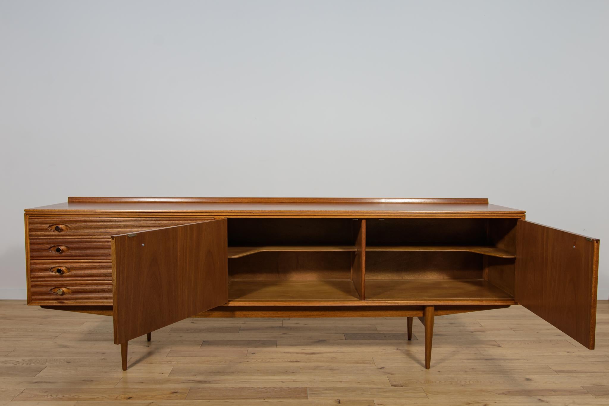 Buffet en bois de rose du milieu du siècle  par Robert Heritage pour Archie Shine. en vente 1