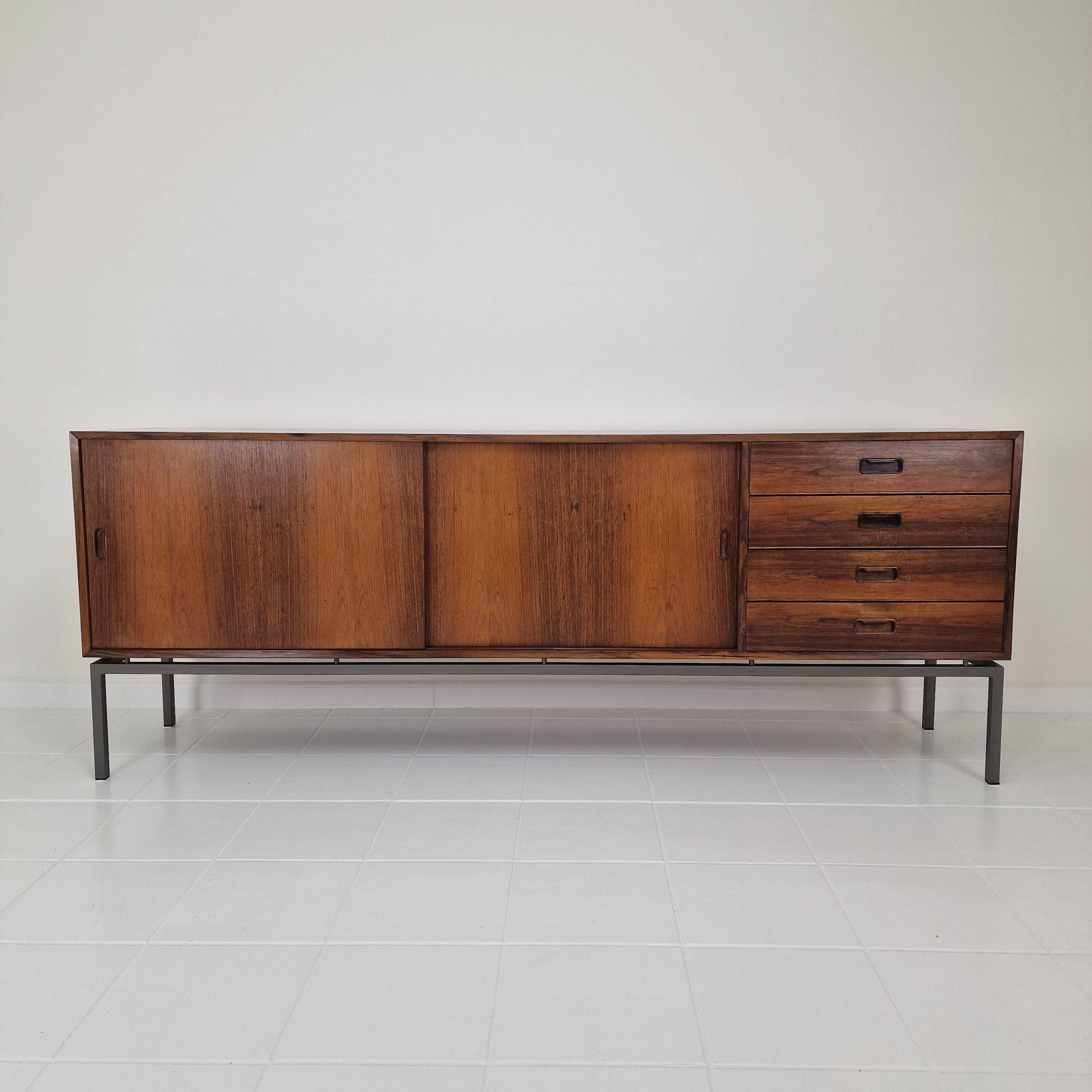 Néerlandais Enfilade en bois de rose du milieu du siècle dernier par Topform The Netherlands, années 1960 en vente