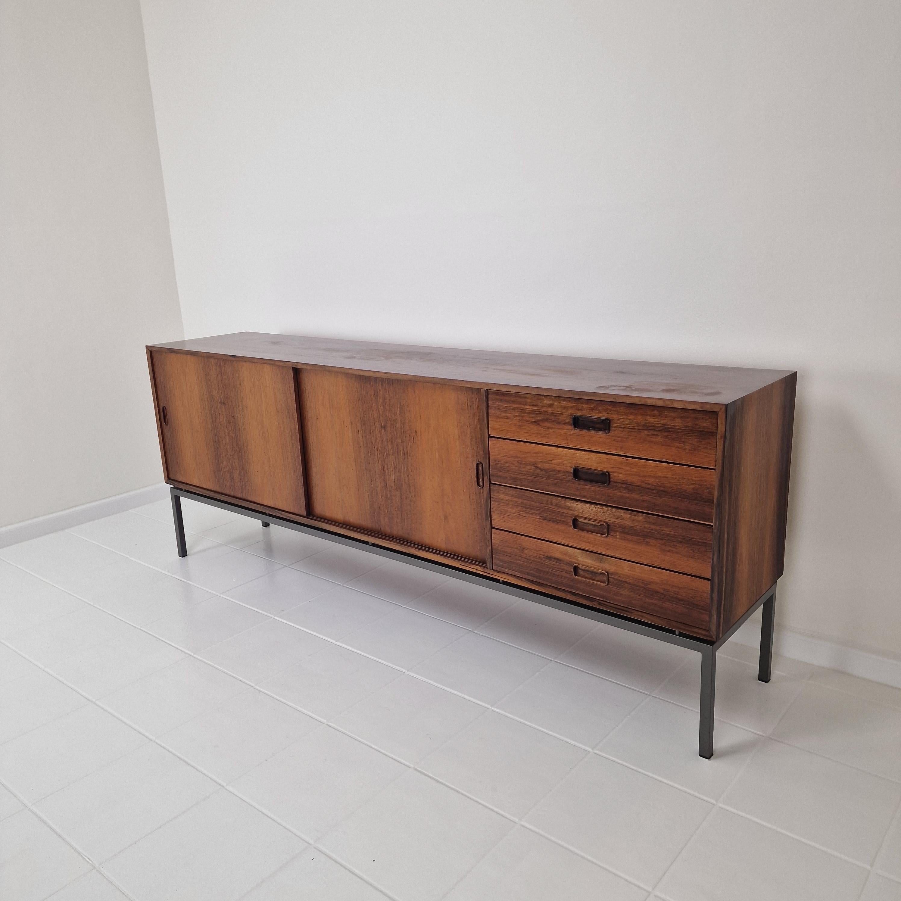 Enfilade en bois de rose du milieu du siècle dernier par Topform The Netherlands, années 1960 Bon état - En vente à Oud Beijerland, NL