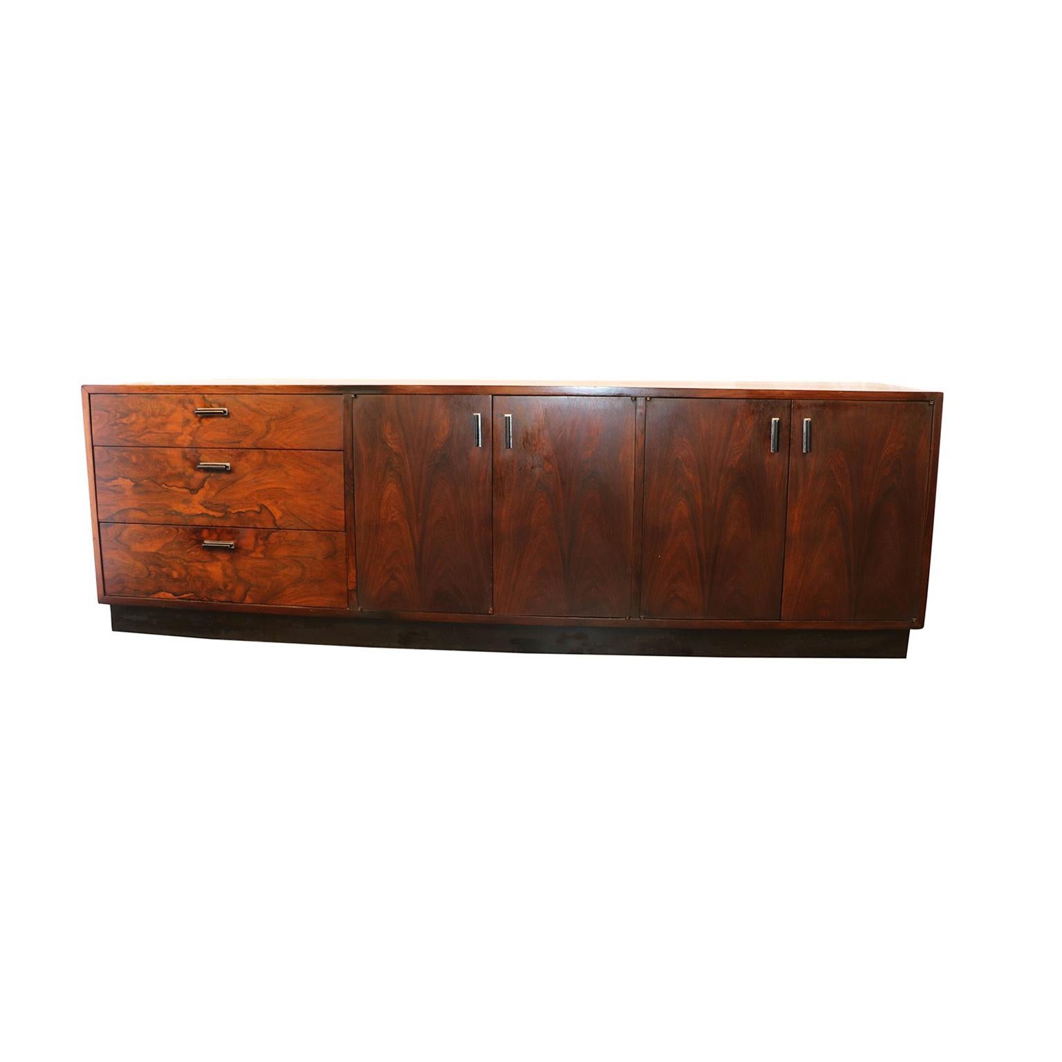 This gorgeous remarkable low sideboard dresser in the style of Milo Baughman is a very high-quality work, crafted with deep color and gorgeous flowing grains. Features a selection of brilliant Brazilian Rosewood veneer throughout. Very well made,