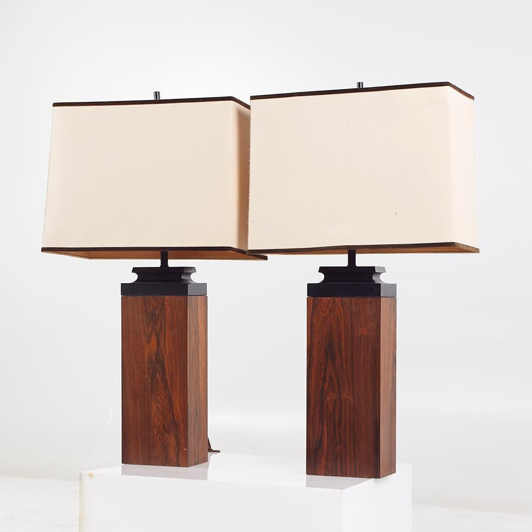 Mid-Century Modern Lampes de table en bois de rose du milieu du siècle en vente