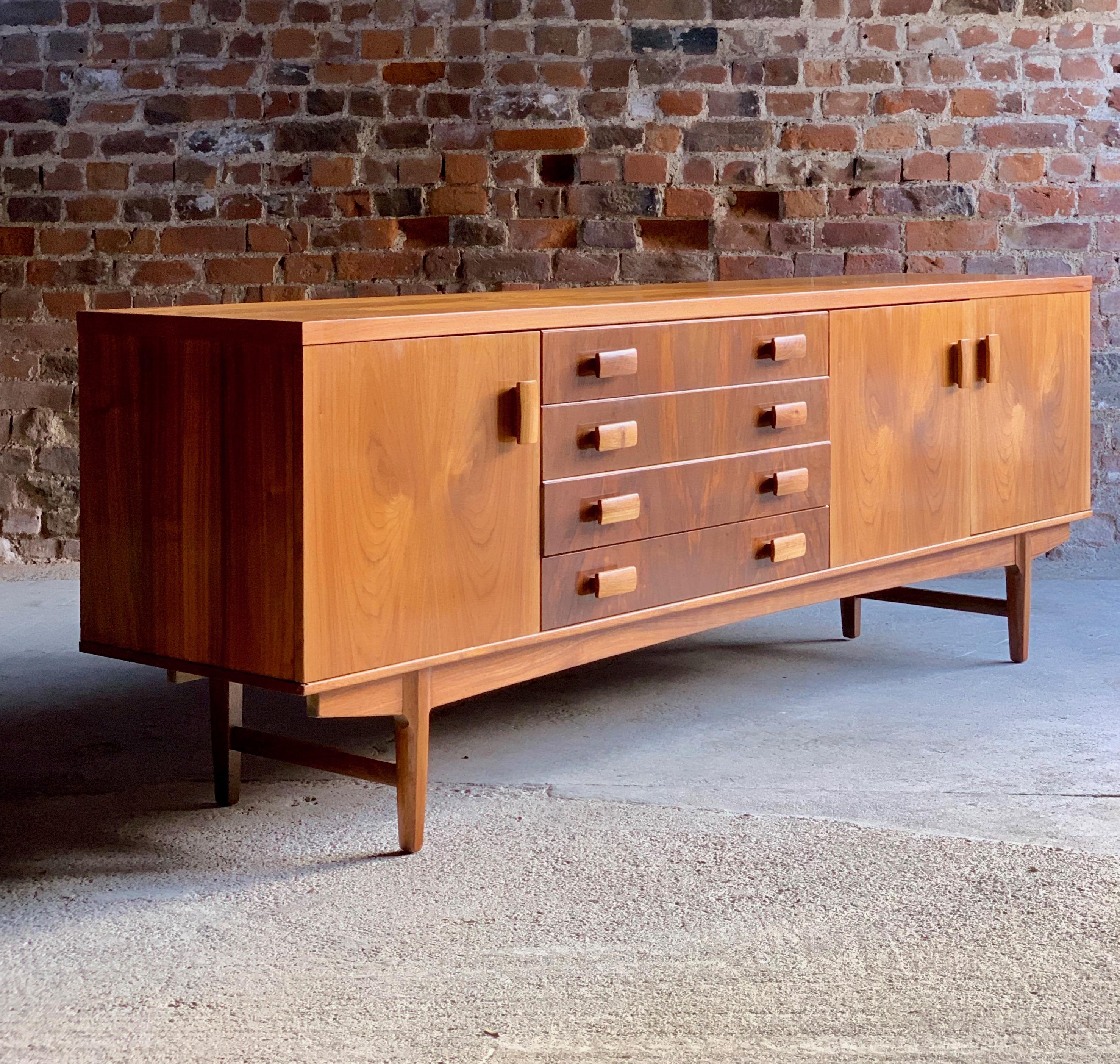Midcentury rosewood and teak sideboard circa 1960 BCM British Cabinet Makers

A truly stunning BCM (British Cabinet Makers) 7ft teak and rosewood sideboard credenza manufactured in Britain circa 1960. The rectangular teak top with rosewood sides