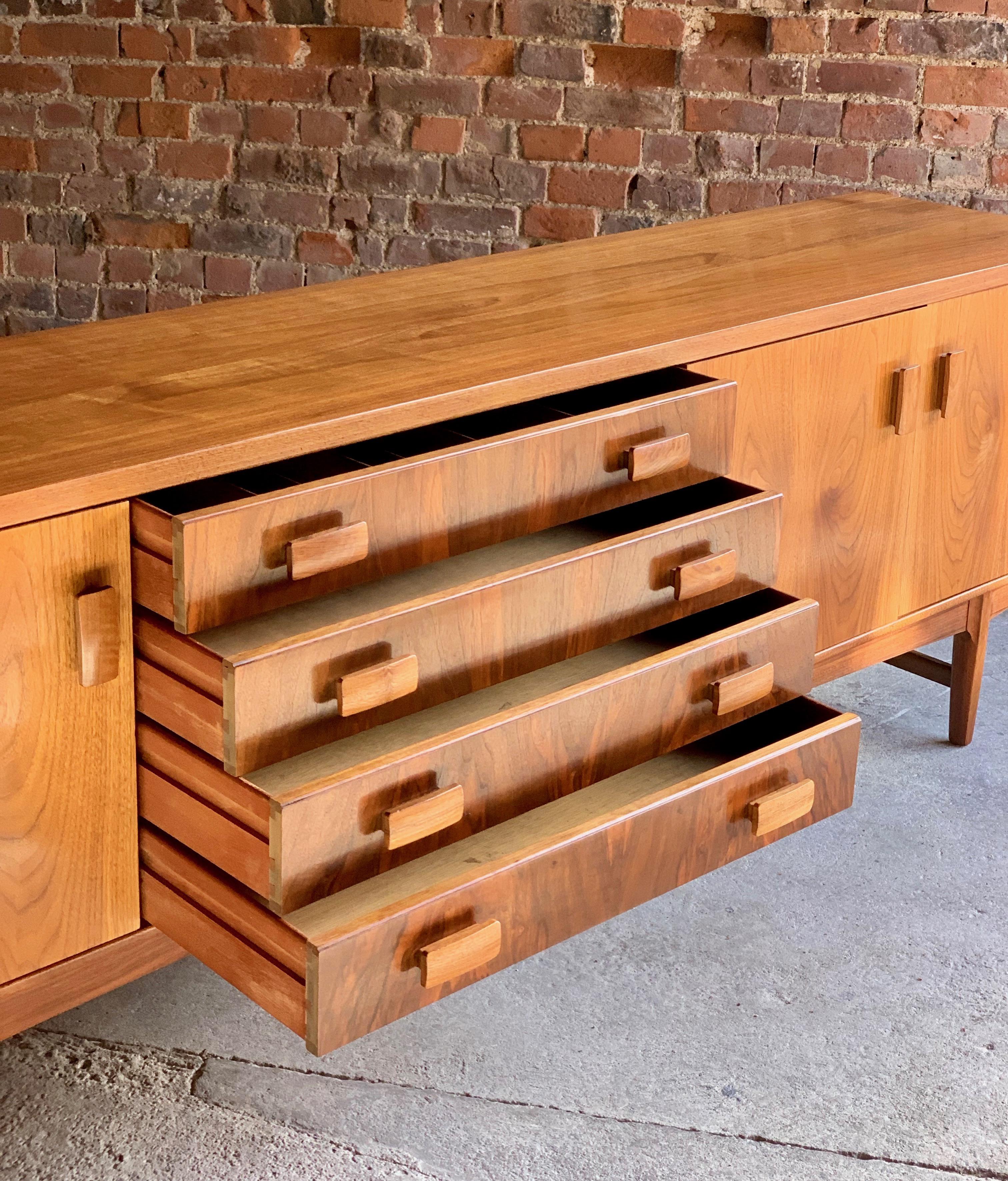 Midcentury Rosewood and Teak Sideboard BCM British Cabinet Makers, circa 1960 2