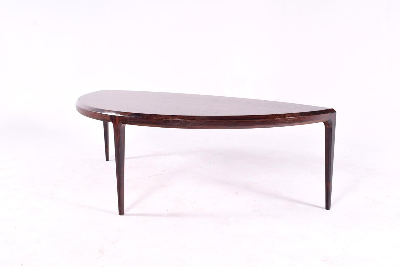 Beautiful and elegant freeform three-legged coffee table executed in rosewood by Johannes Andersen for Silkeborg with beautiful proportions. Designed in 1958.