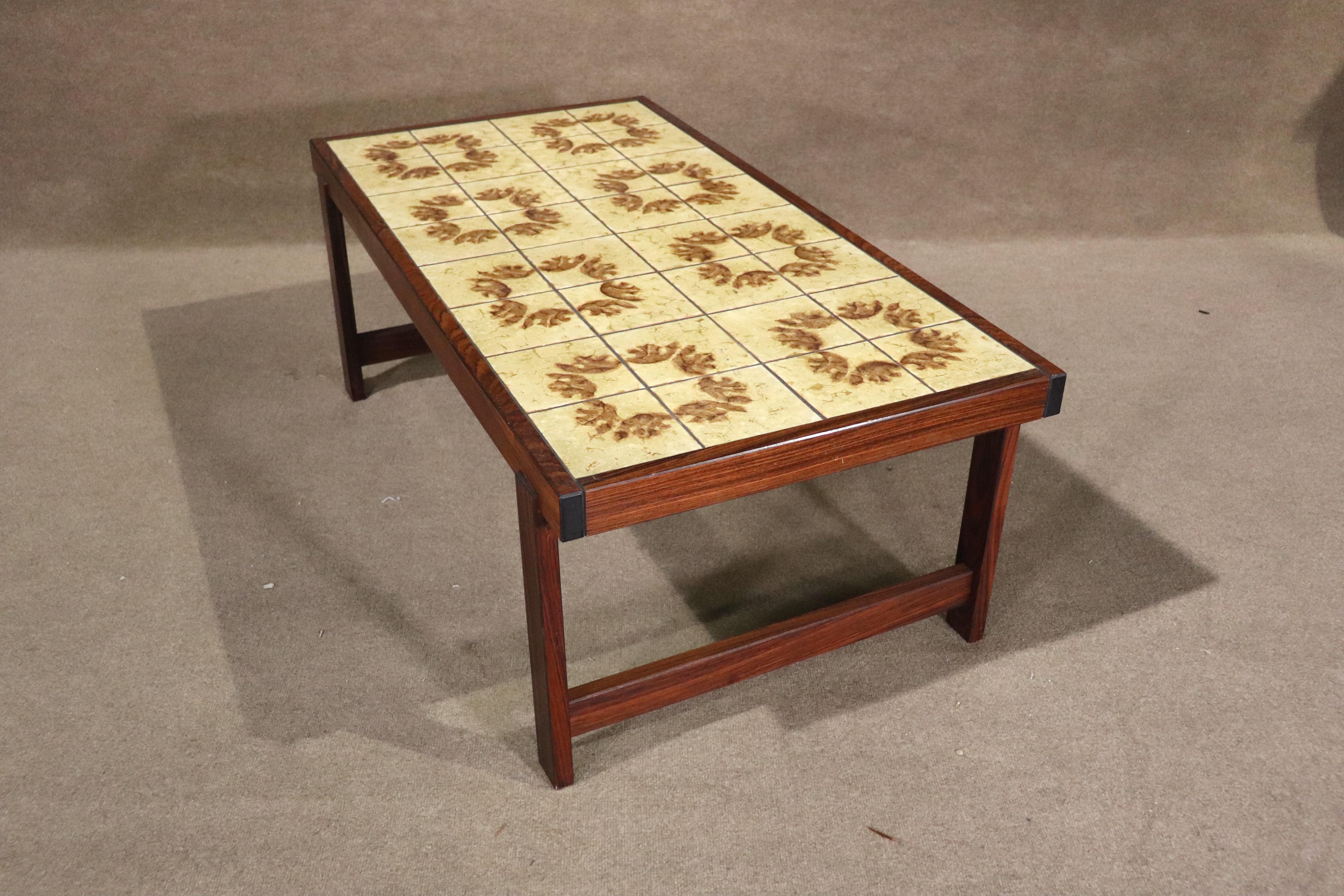 Table basse moderne du milieu du siècle avec un plateau en carreaux de faïence sur un cadre en bois de rose. 
Veuillez confirmer le lieu NY ou NJ