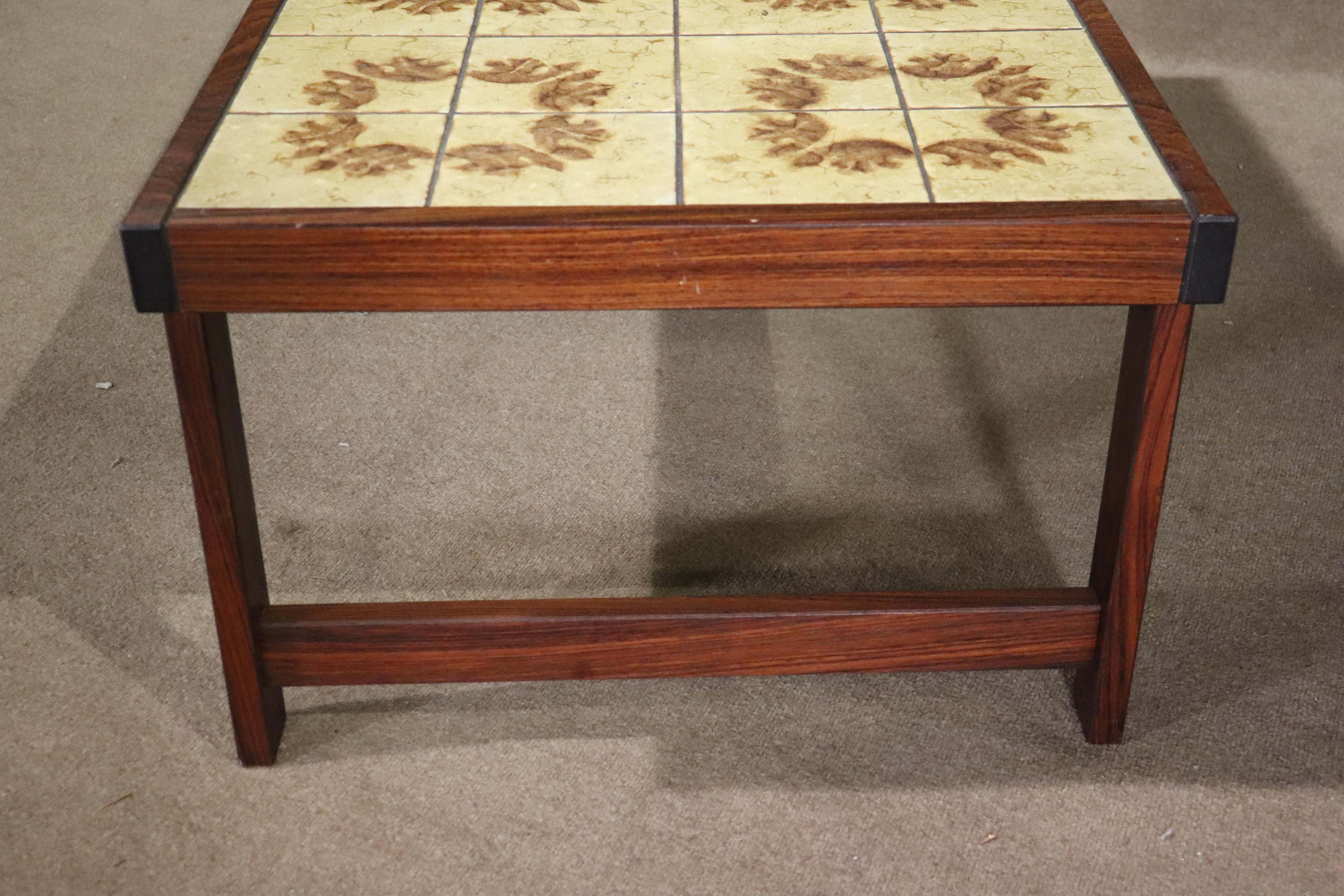 Mid-Century Modern Table basse du milieu du siècle en palissandre et carreaux de faïence en vente