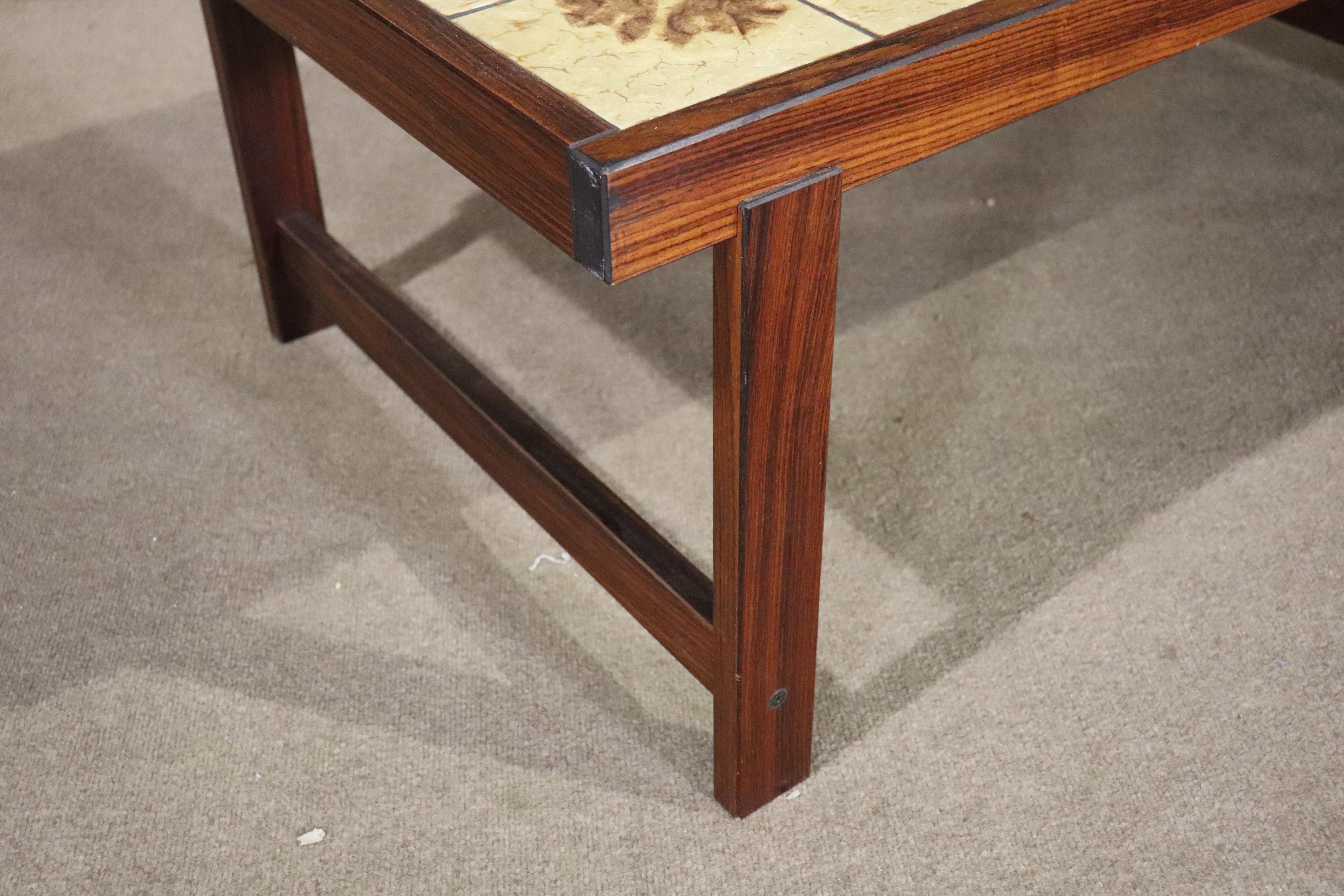 Table basse du milieu du siècle en palissandre et carreaux de faïence en vente 1