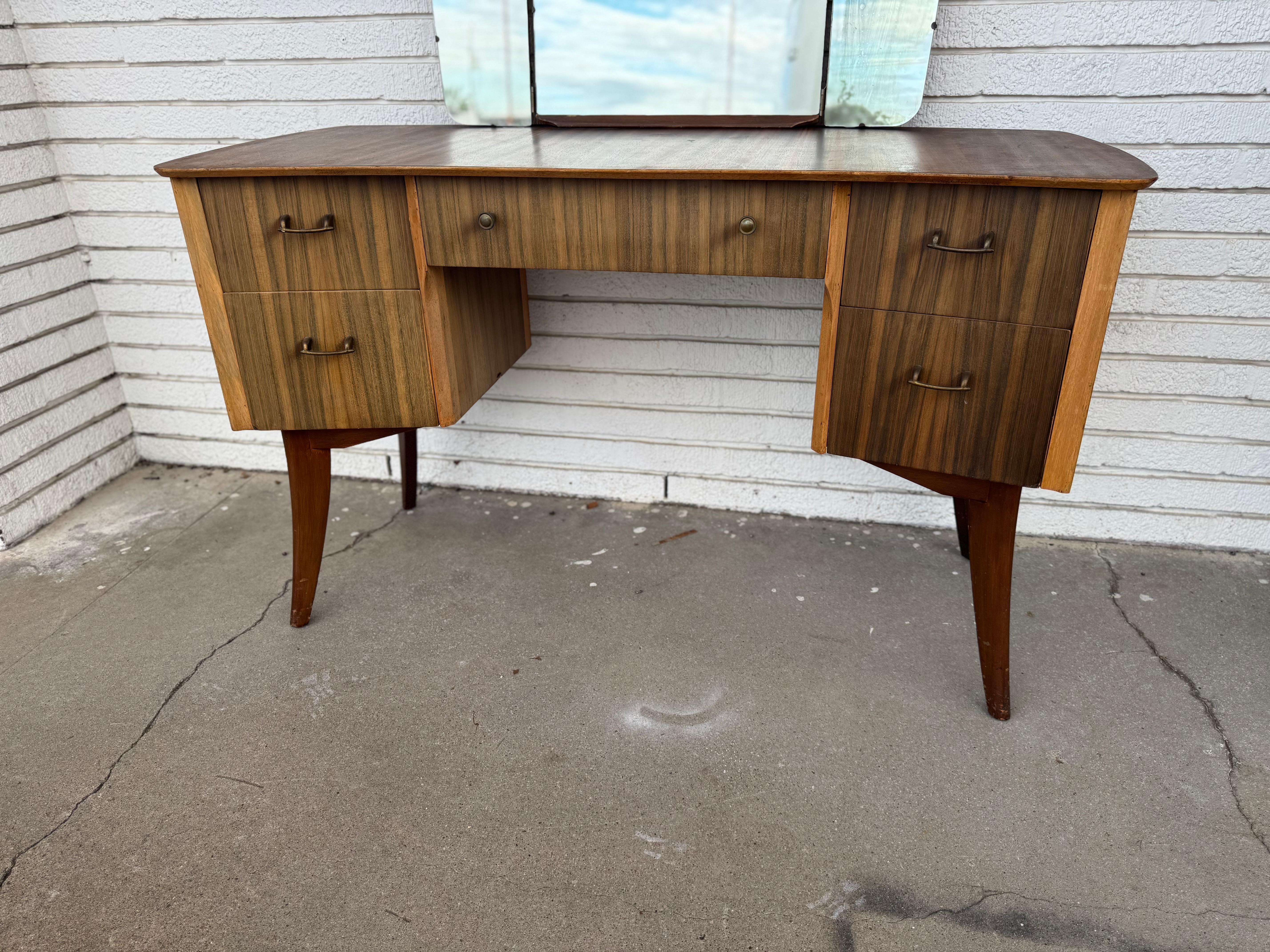 Mid-Century moderno Vanità in palissandro del metà secolo con specchio triplo in vendita