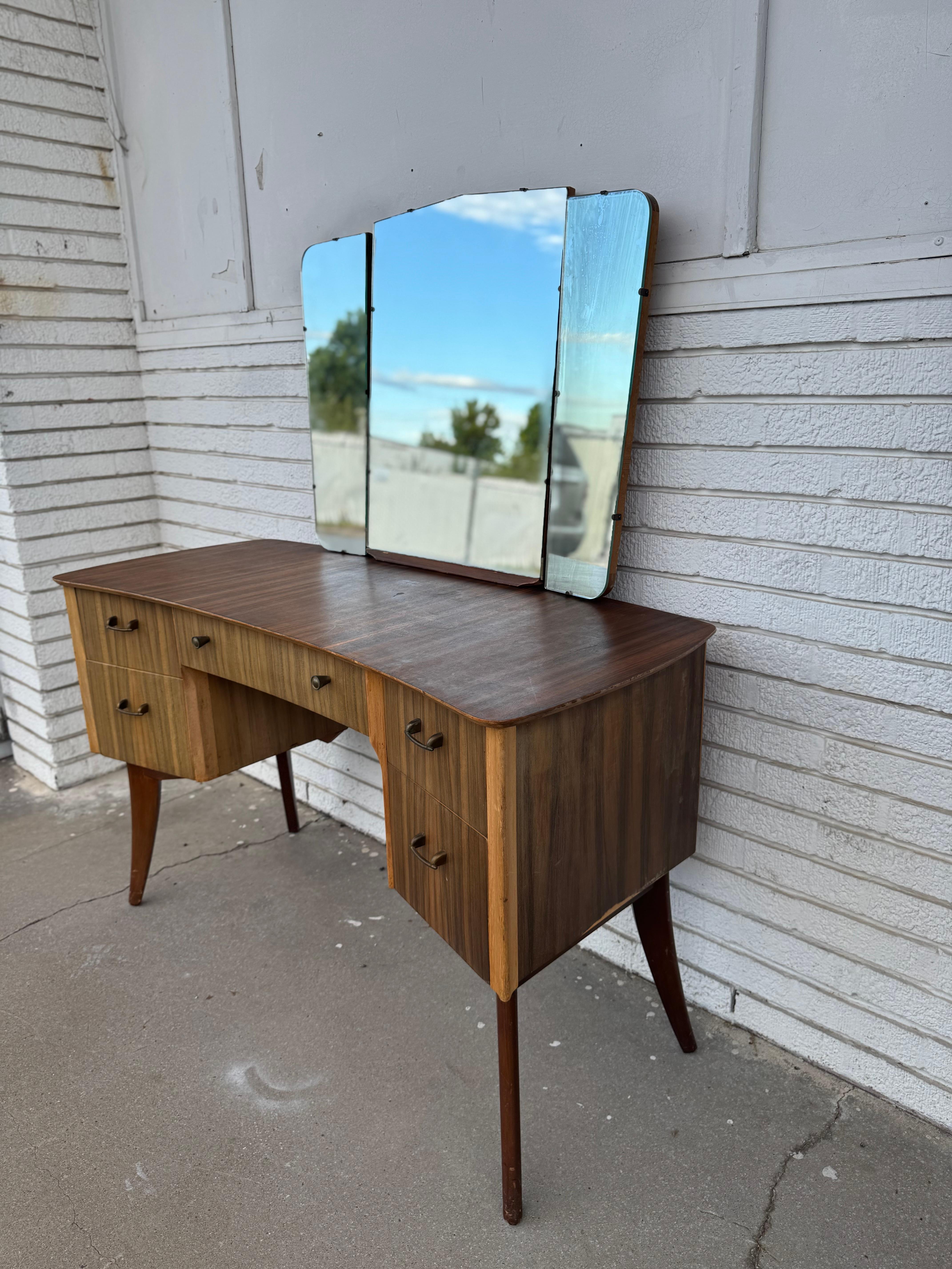 Americano Vanità in palissandro del metà secolo con specchio triplo in vendita
