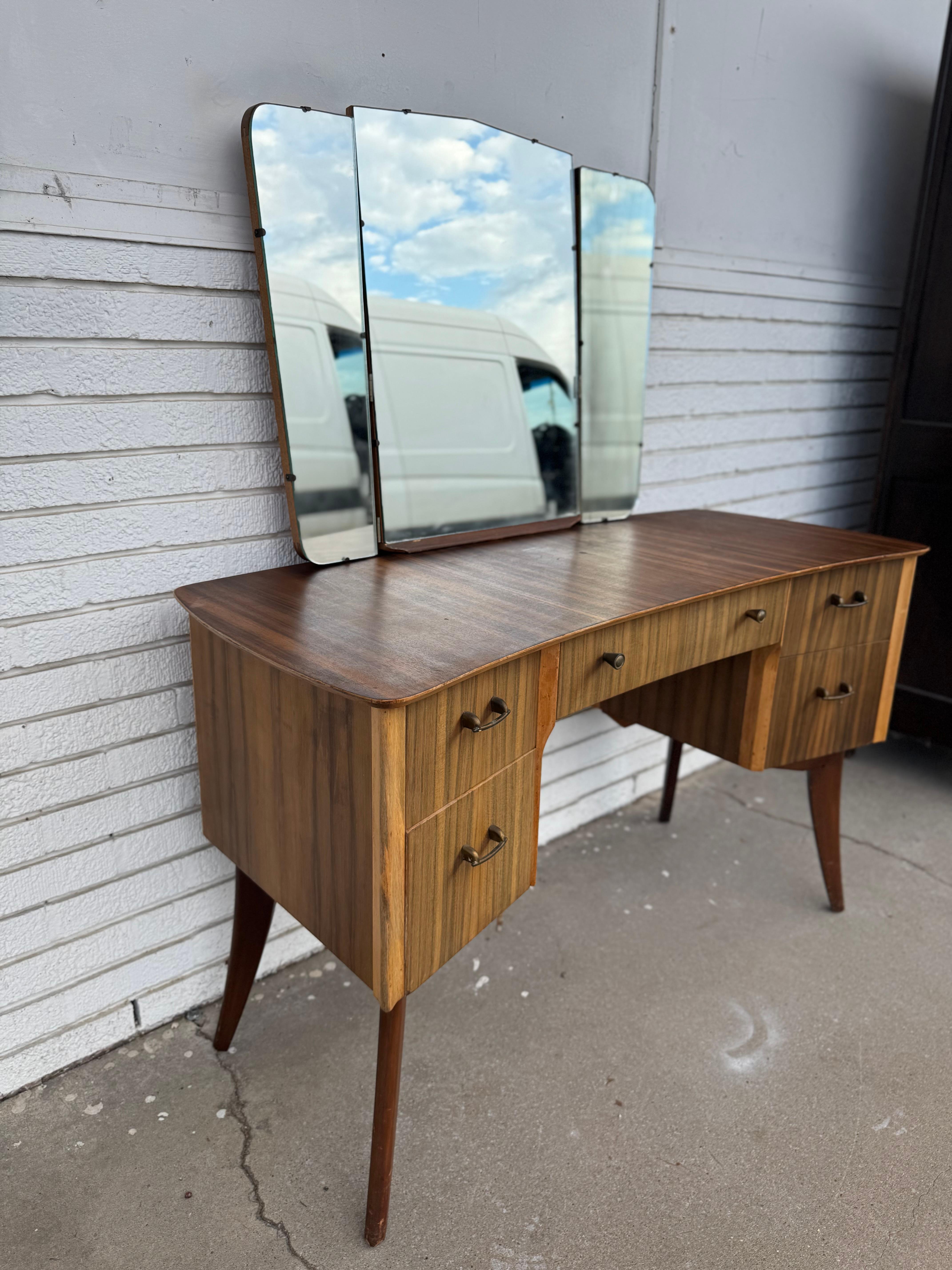 Vanità in palissandro del metà secolo con specchio triplo In condizioni buone in vendita a Pasadena, TX