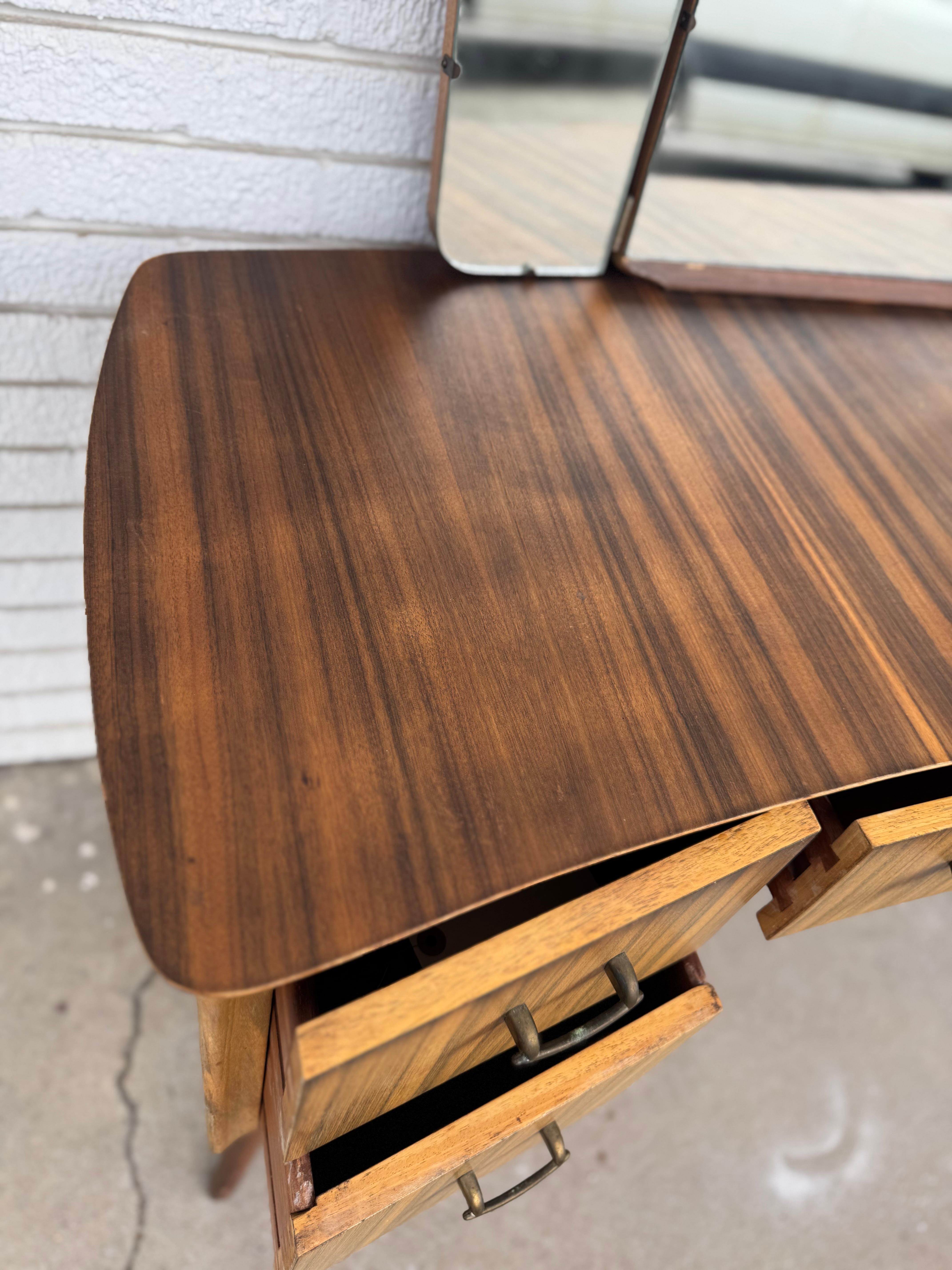 XX secolo Vanità in palissandro del metà secolo con specchio triplo in vendita