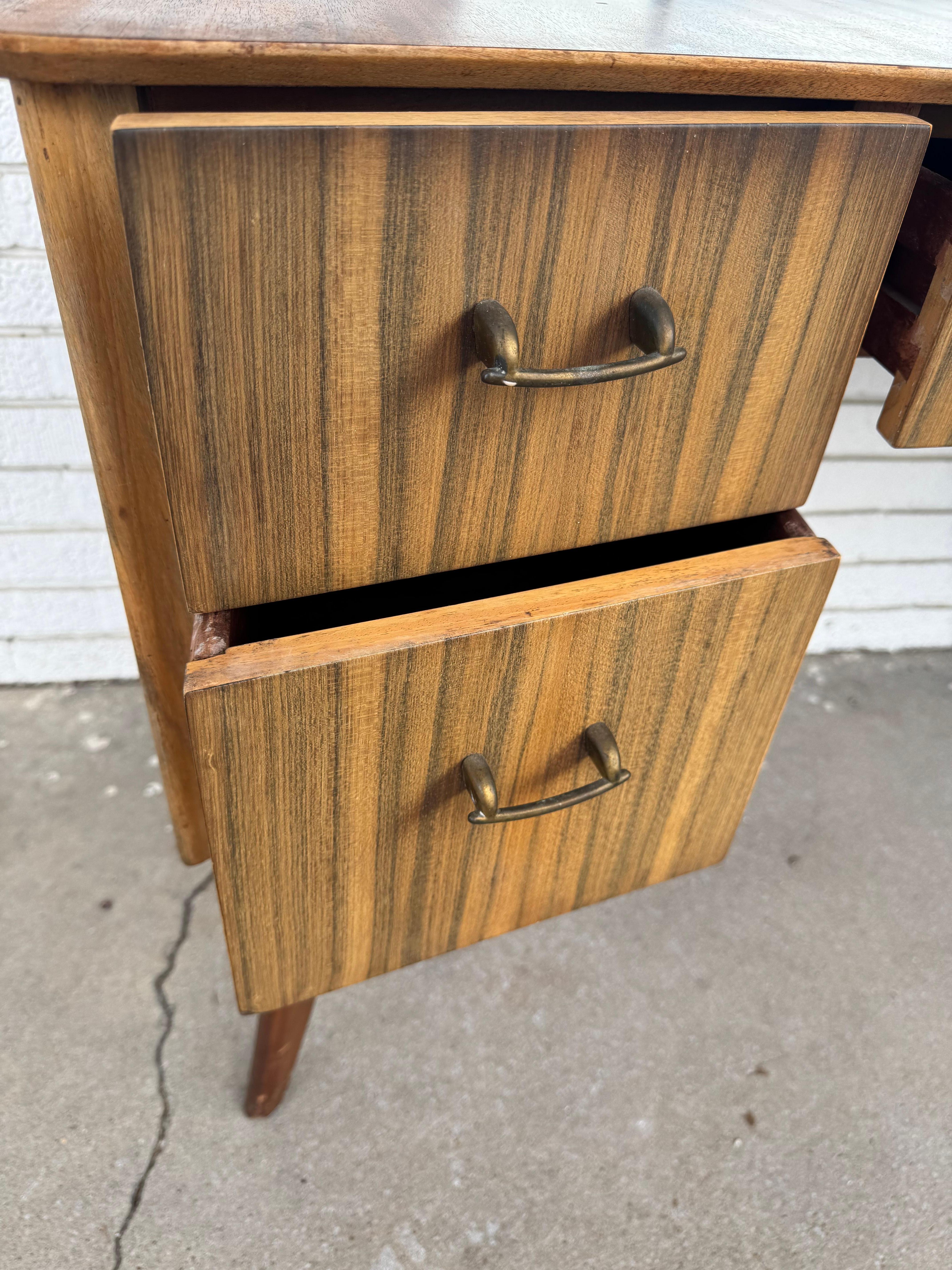 Palissandro Vanità in palissandro del metà secolo con specchio triplo in vendita