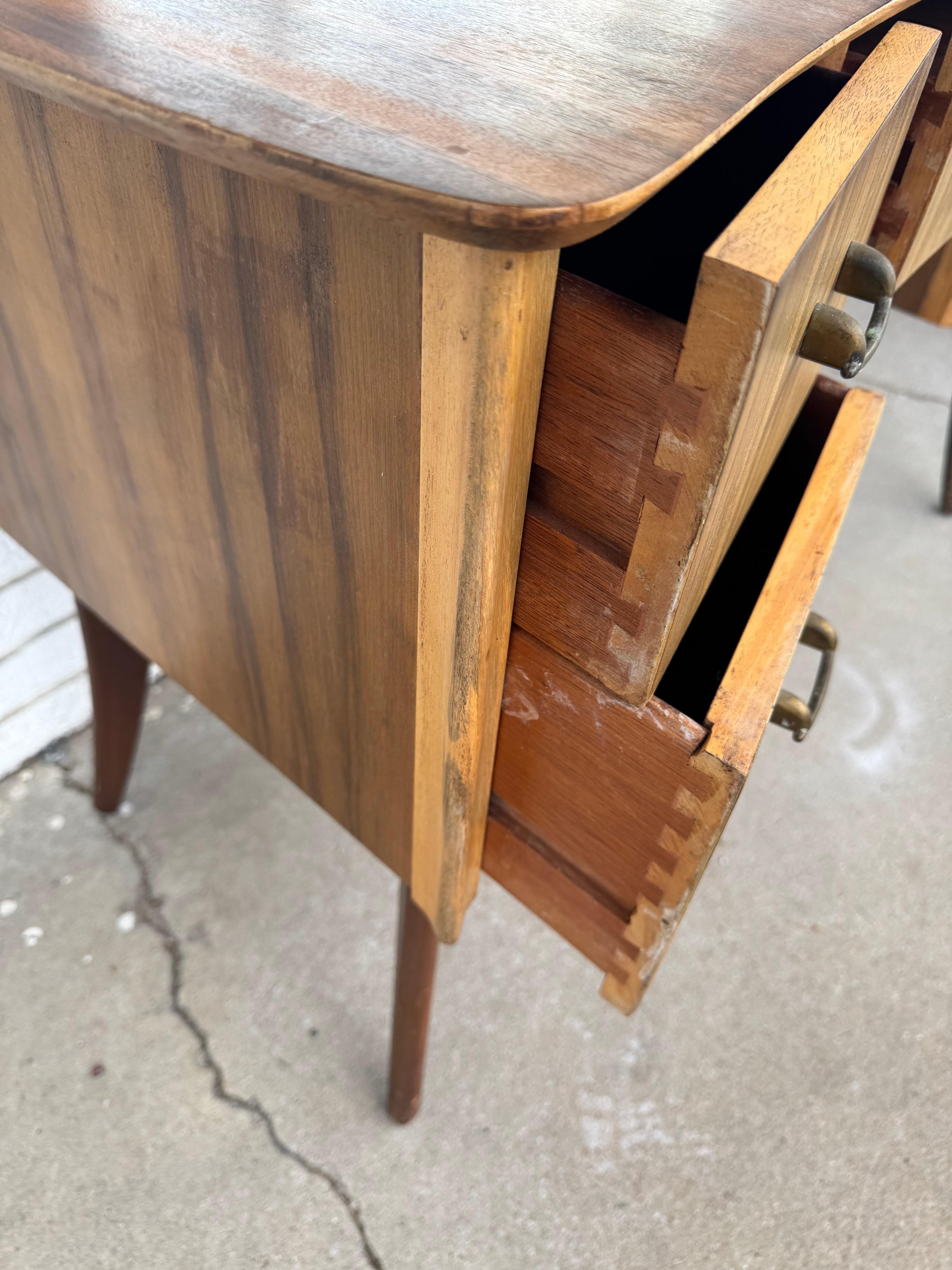 Vanità in palissandro del metà secolo con specchio triplo in vendita 1