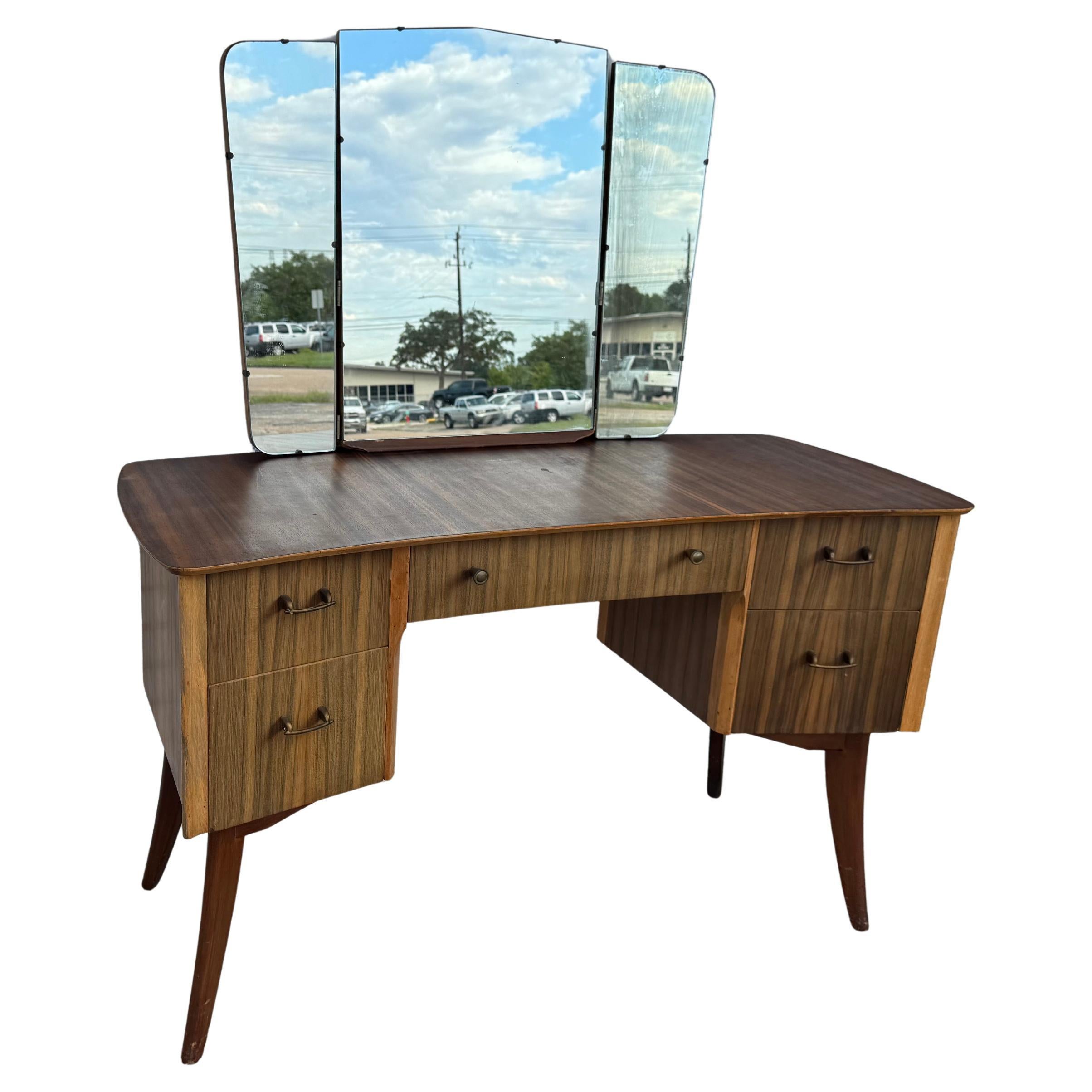 Vanità in palissandro del metà secolo con specchio triplo in vendita