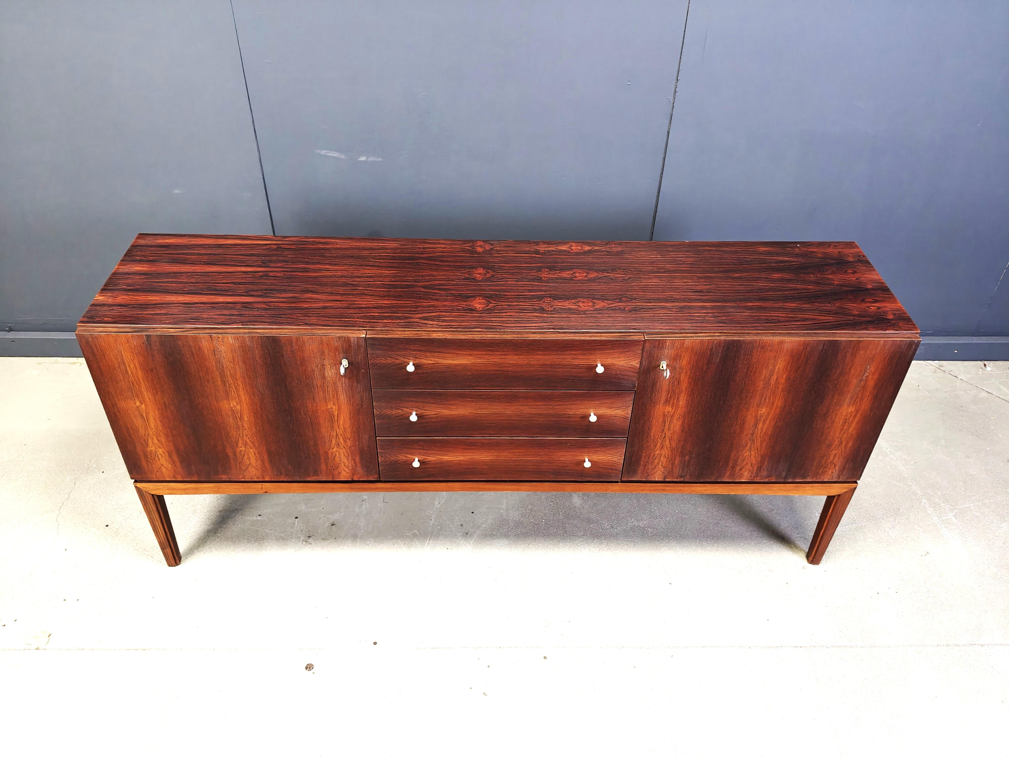 Credenza di metà secolo impiallacciata in palissandro, anni '60 in vendita 3