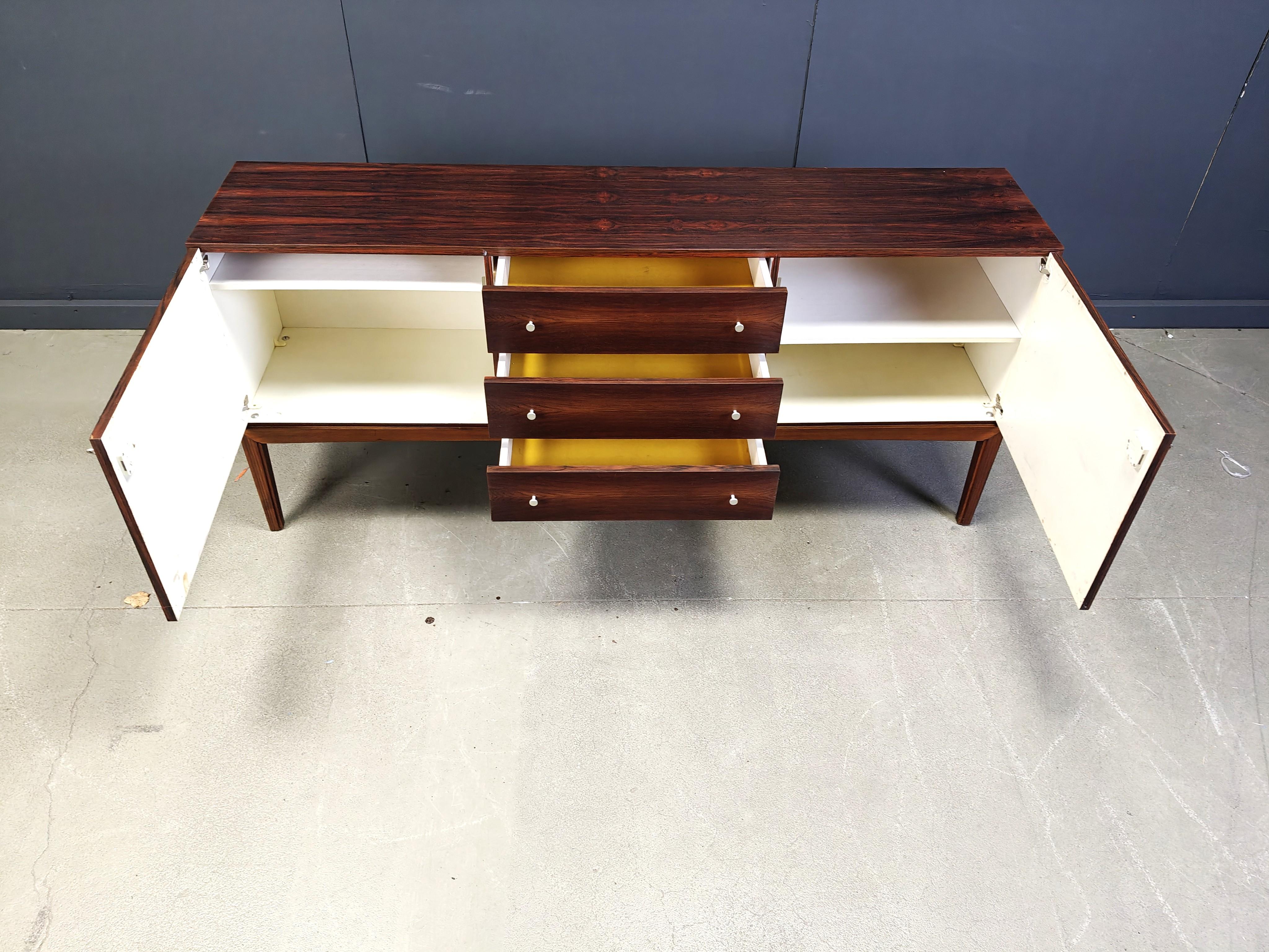 Credenza di metà secolo impiallacciata in palissandro, anni '60 in vendita 4