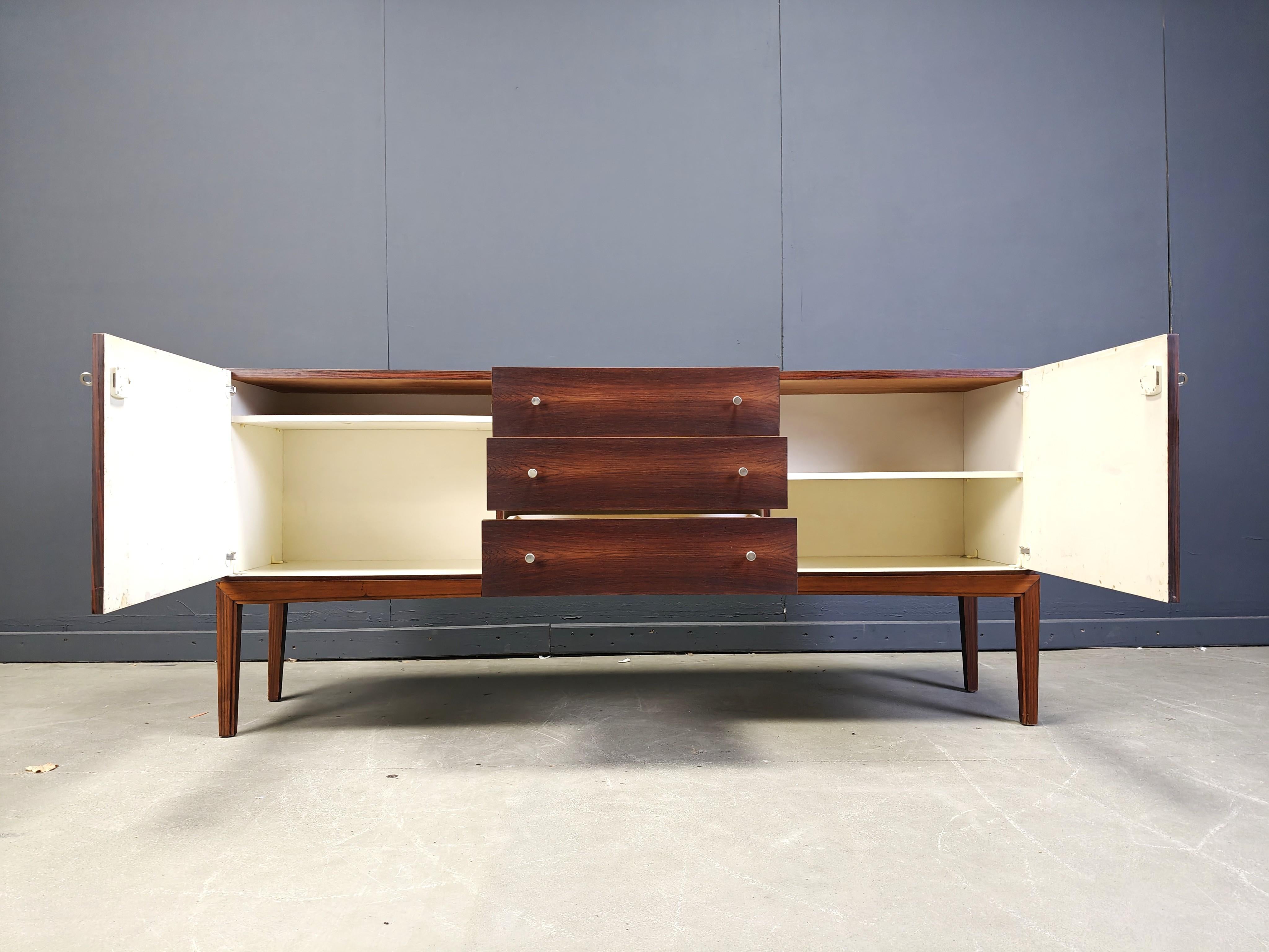 Credenza di metà secolo impiallacciata in palissandro, anni '60 in vendita 5