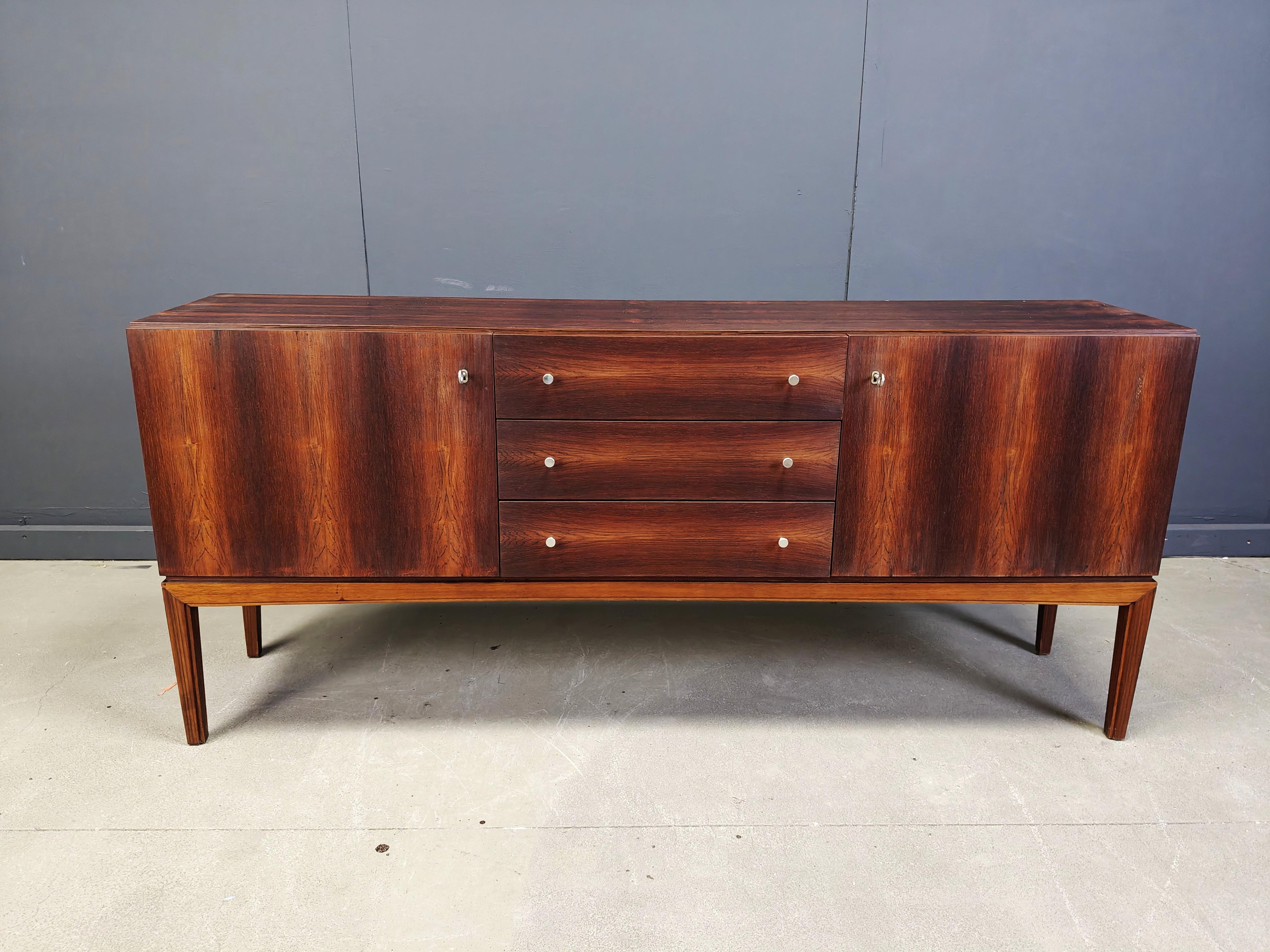 Mid-Century moderno Credenza di metà secolo impiallacciata in palissandro, anni '60 in vendita