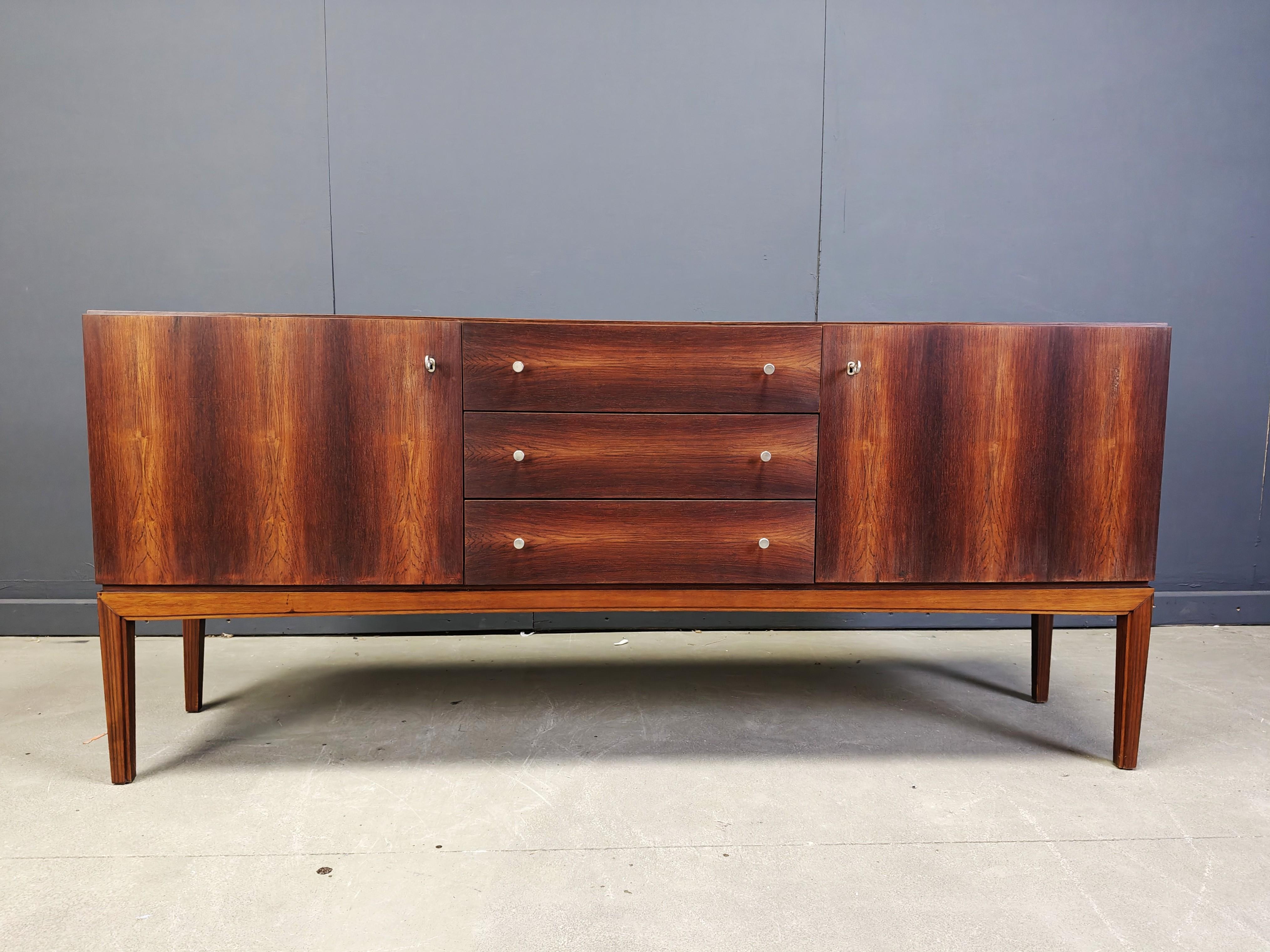 Belga Credenza di metà secolo impiallacciata in palissandro, anni '60 in vendita