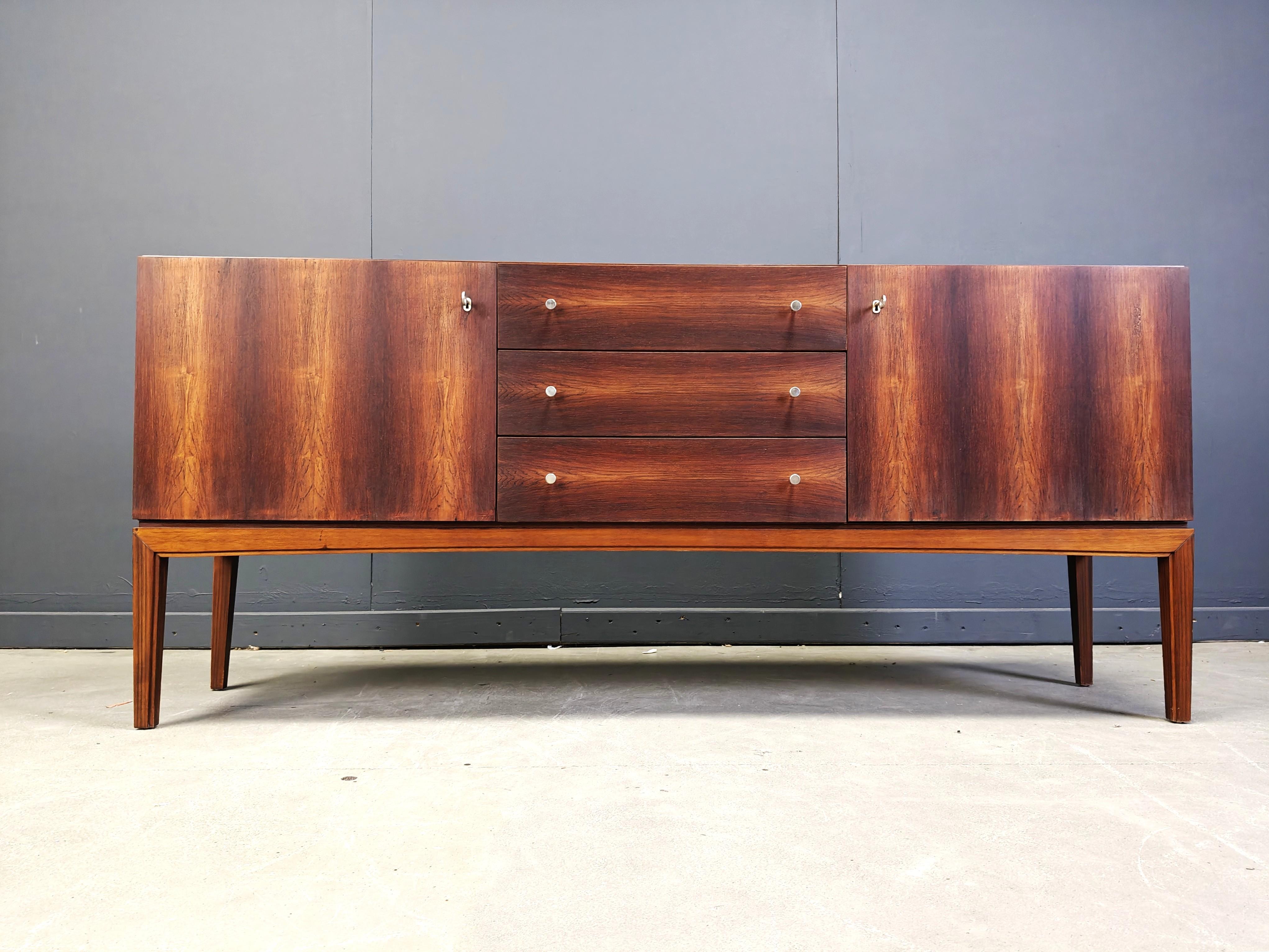 Credenza di metà secolo impiallacciata in palissandro, anni '60 In condizioni buone in vendita a Leuven, Vlaams Gewest