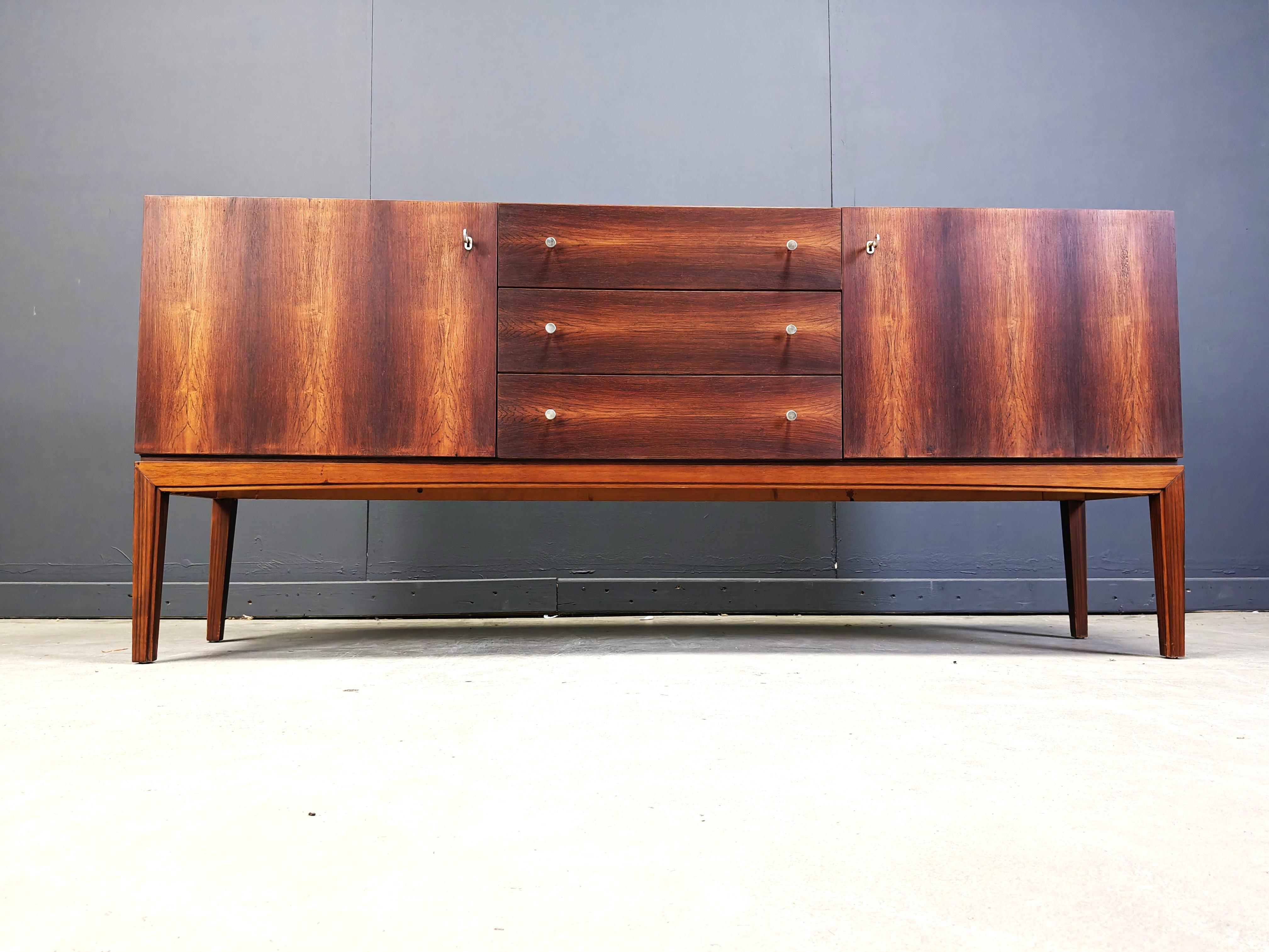 Metà XX secolo Credenza di metà secolo impiallacciata in palissandro, anni '60 in vendita