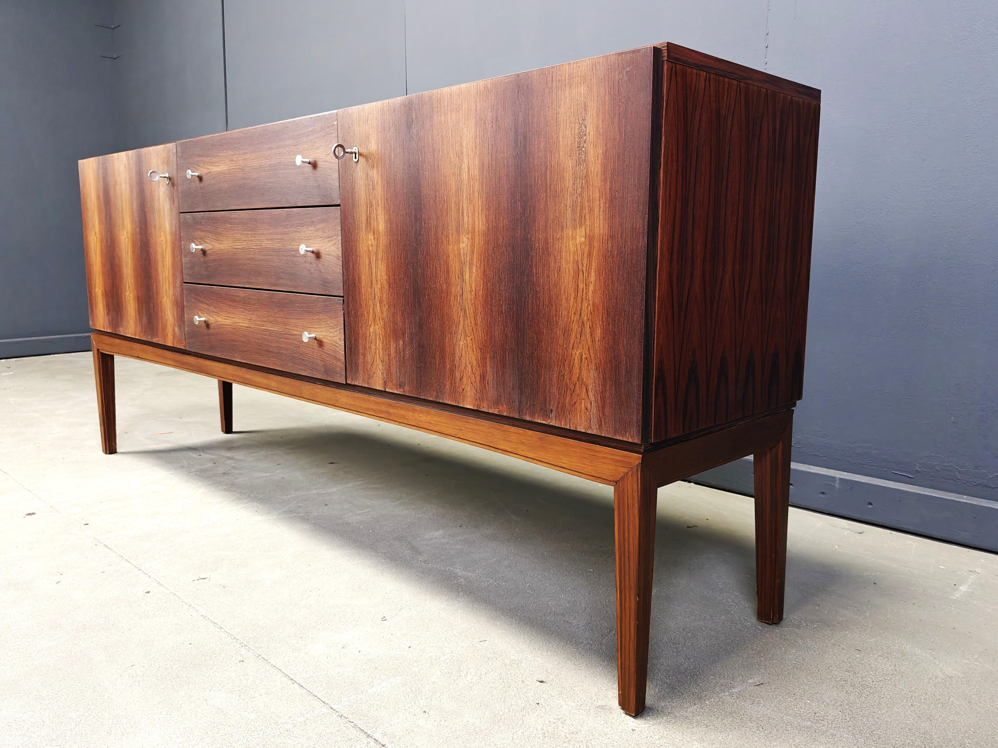 Credenza di metà secolo impiallacciata in palissandro, anni '60 in vendita 1