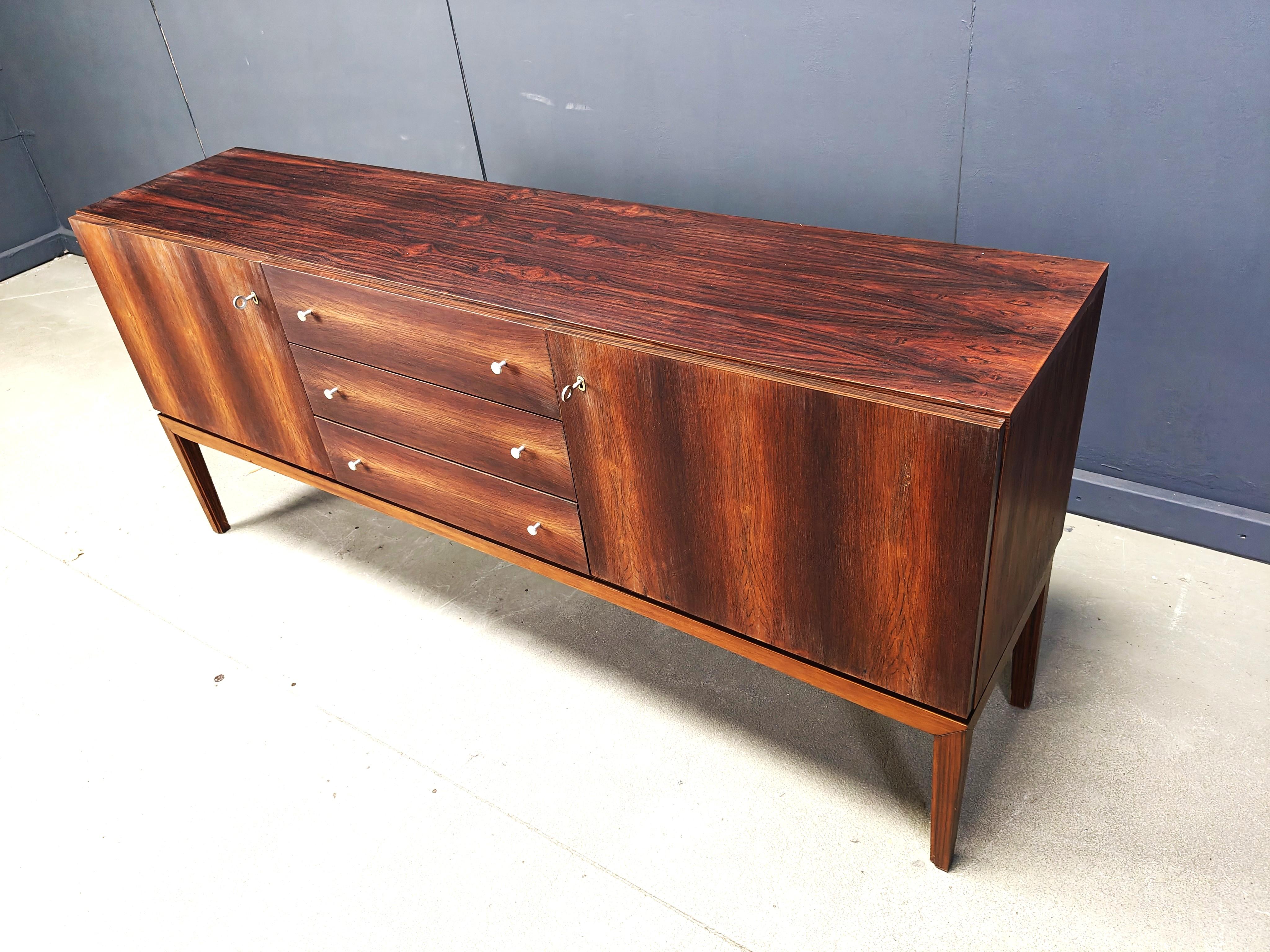 Credenza di metà secolo impiallacciata in palissandro, anni '60 in vendita 2