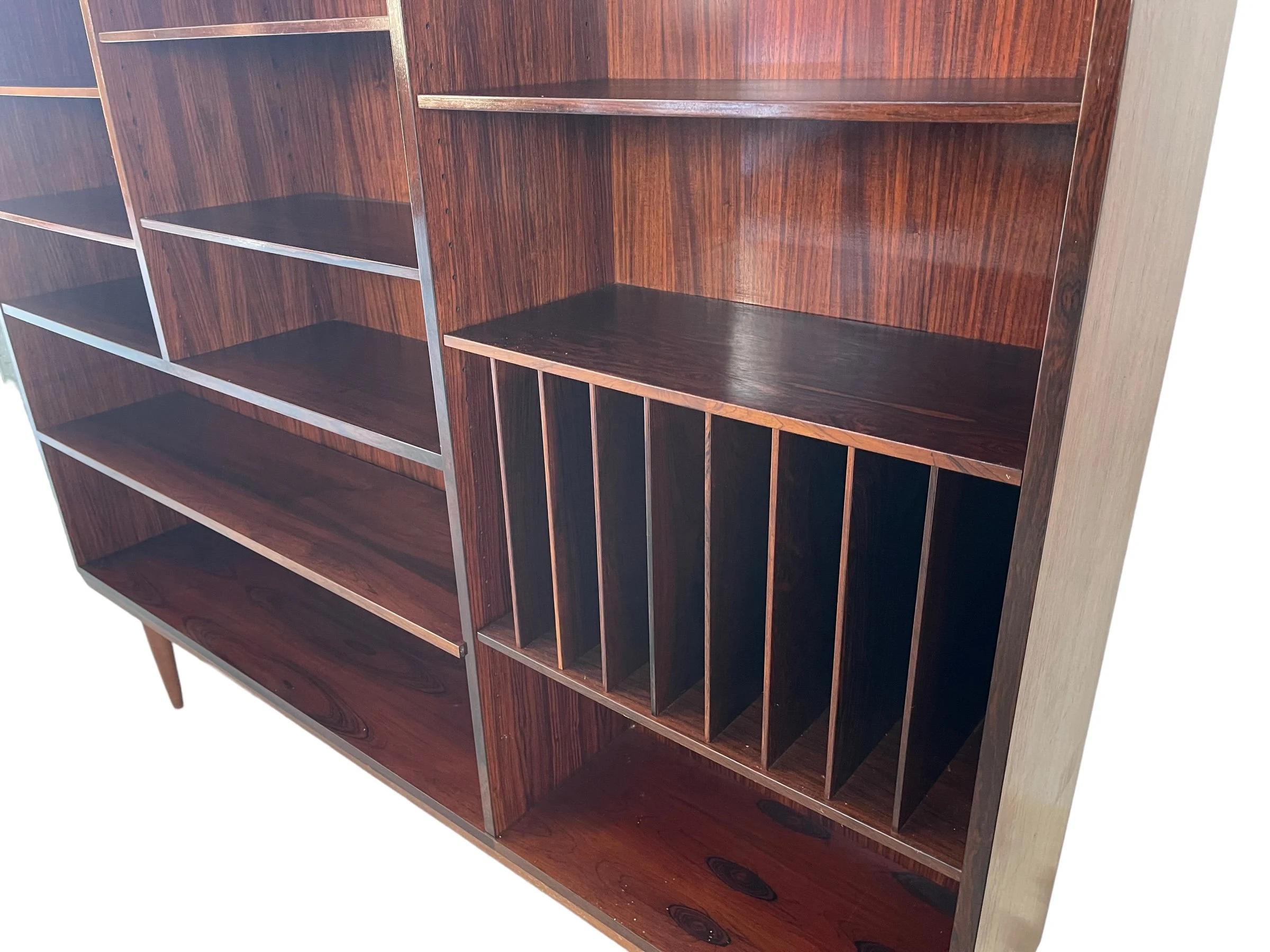 Mid-Century moderno Mobile da parete/libreria in palissandro di metà secolo di Oman JR in vendita