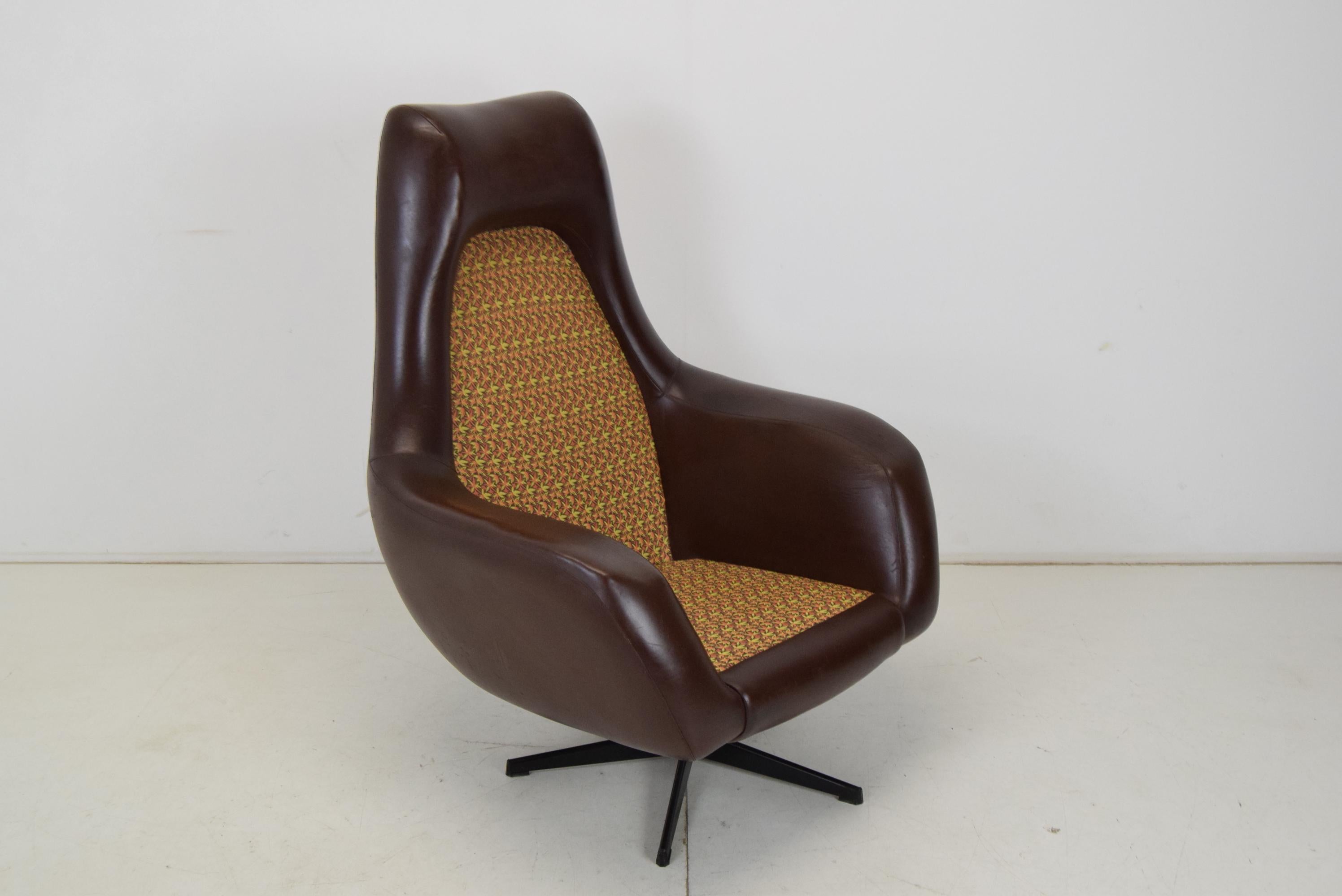Made in Czechoslovakia.
Made of fabric, metal, Leatherette
The chair is missing cushions
Has signs of use.
Original condition.