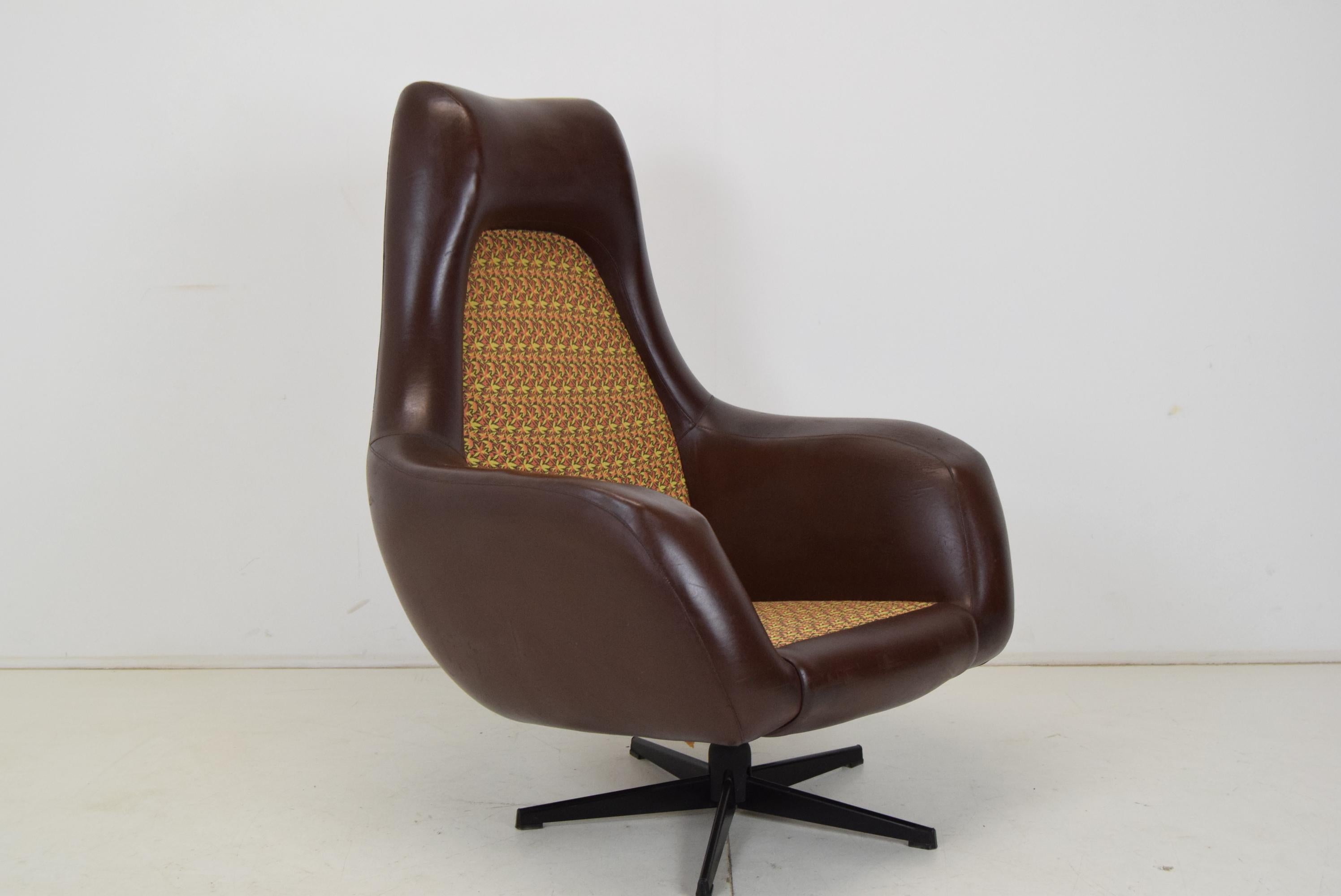 Sillón giratorio de mediados de siglo, Drevotvar, años 80 Moderno de mediados de siglo en venta