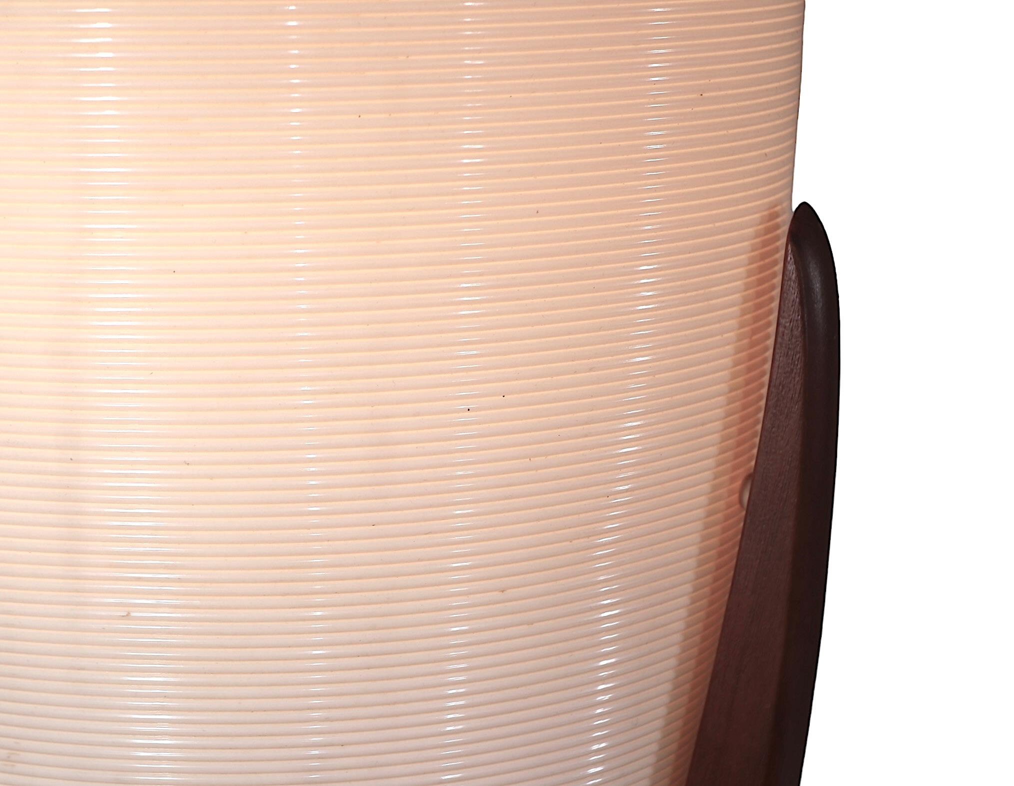 Rarissime lampe de table du milieu du siècle, conçue par Yasha Heifetz, pour Heifetz Manufacturing USA, vers les années 1950. La lampe se caractérise par une forme oblongue en plastique.  L'abat-jour Rotoflex est soutenu par une base sculpturale en
