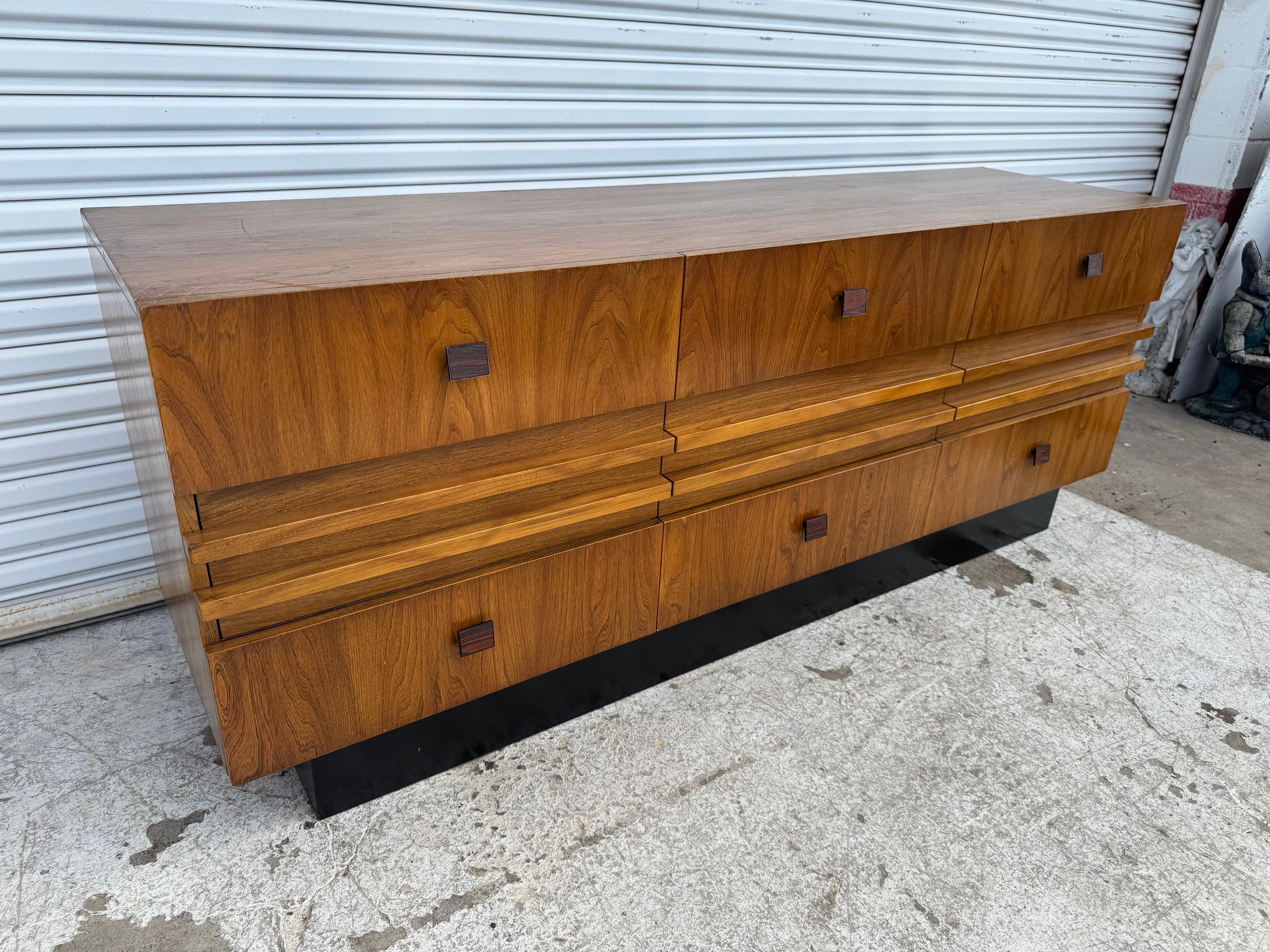 Mid-Century moderno Comò Rougier 9 cassetti in noce di metà secolo in vendita