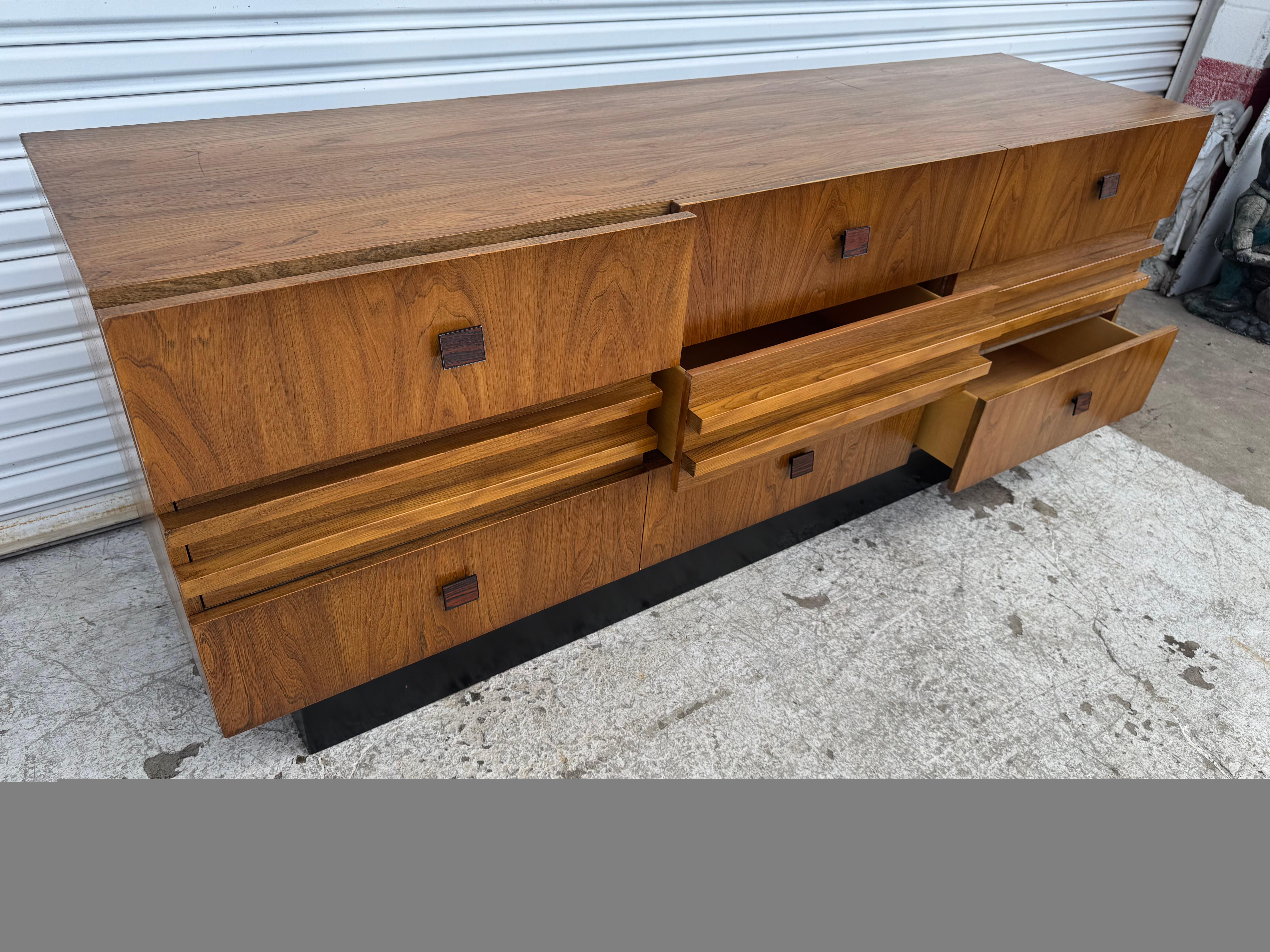 XX secolo Comò Rougier 9 cassetti in noce di metà secolo in vendita